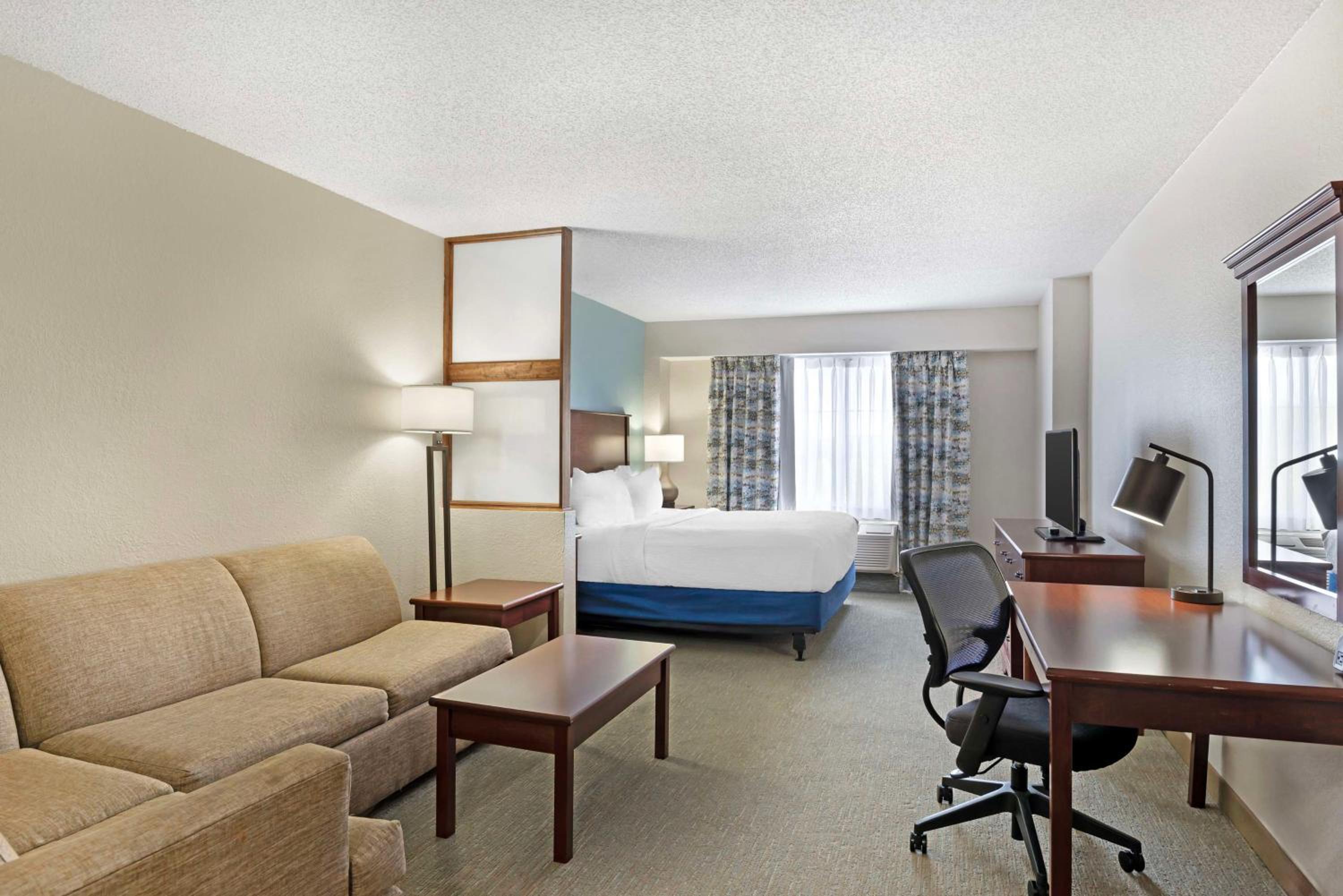 King Suite with Sofa Bed - Non-Smoking photo 3