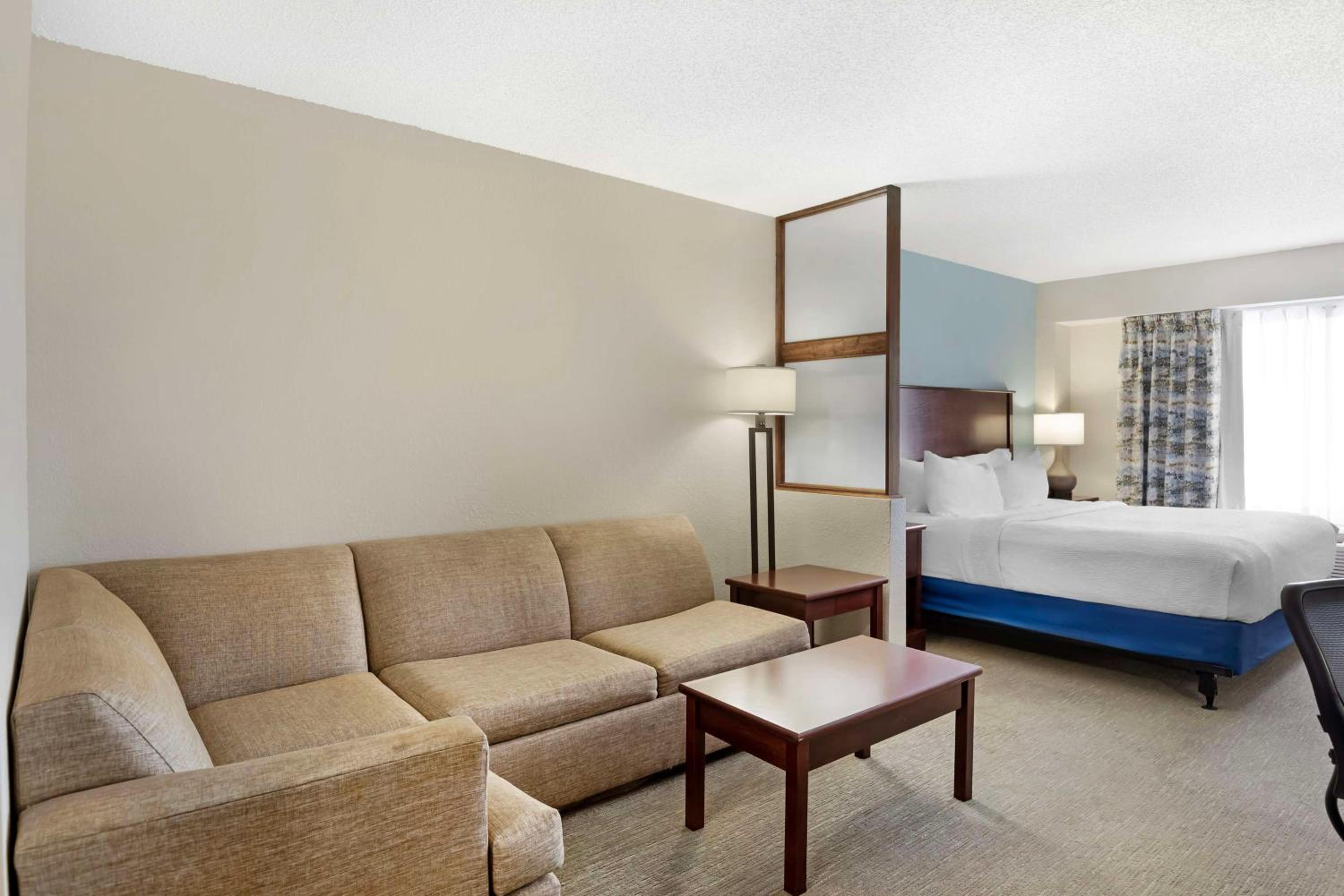 King Suite with Sofa Bed - Non-Smoking photo 2