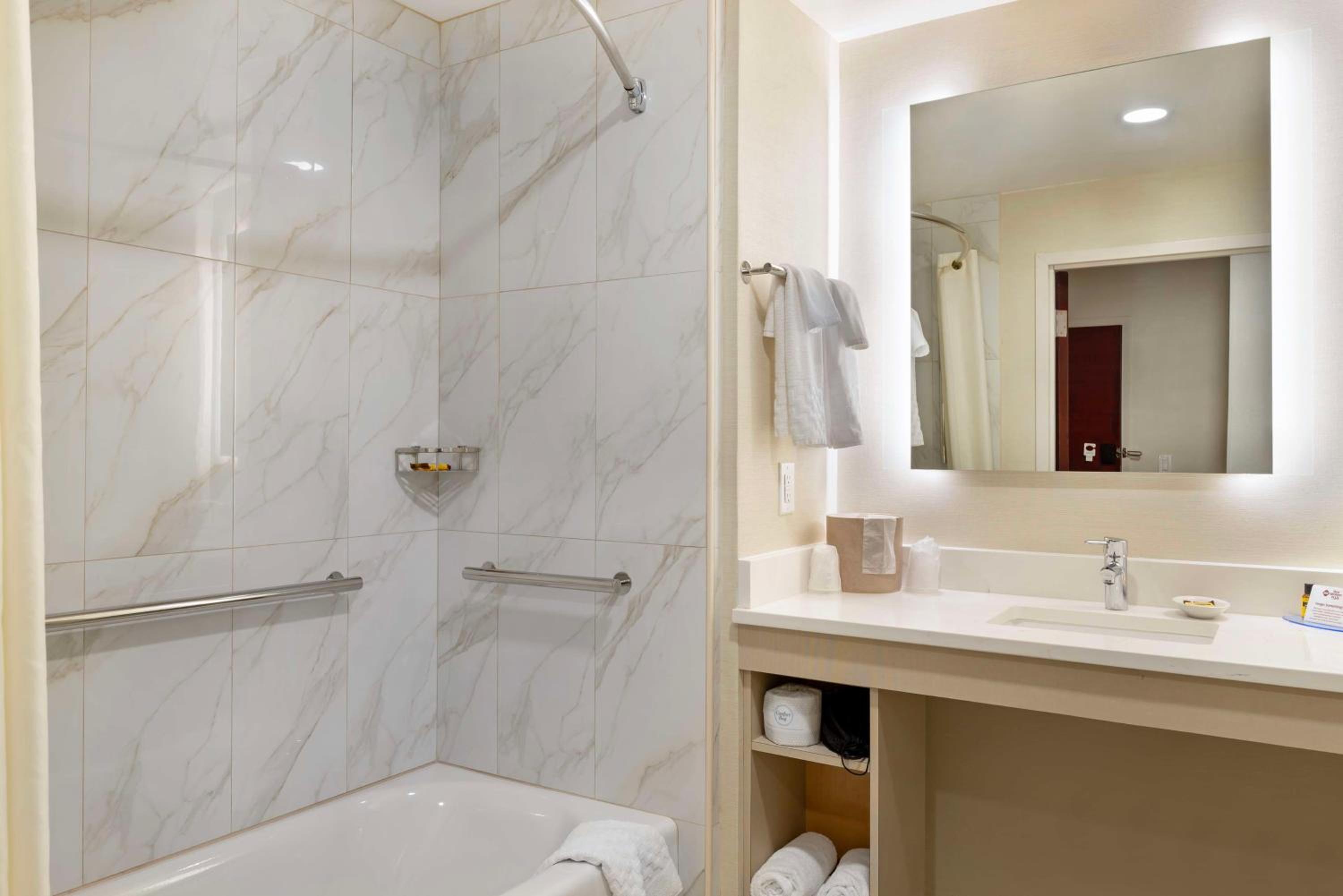 King Room - Mobility Accessible with Bathtub photo 3