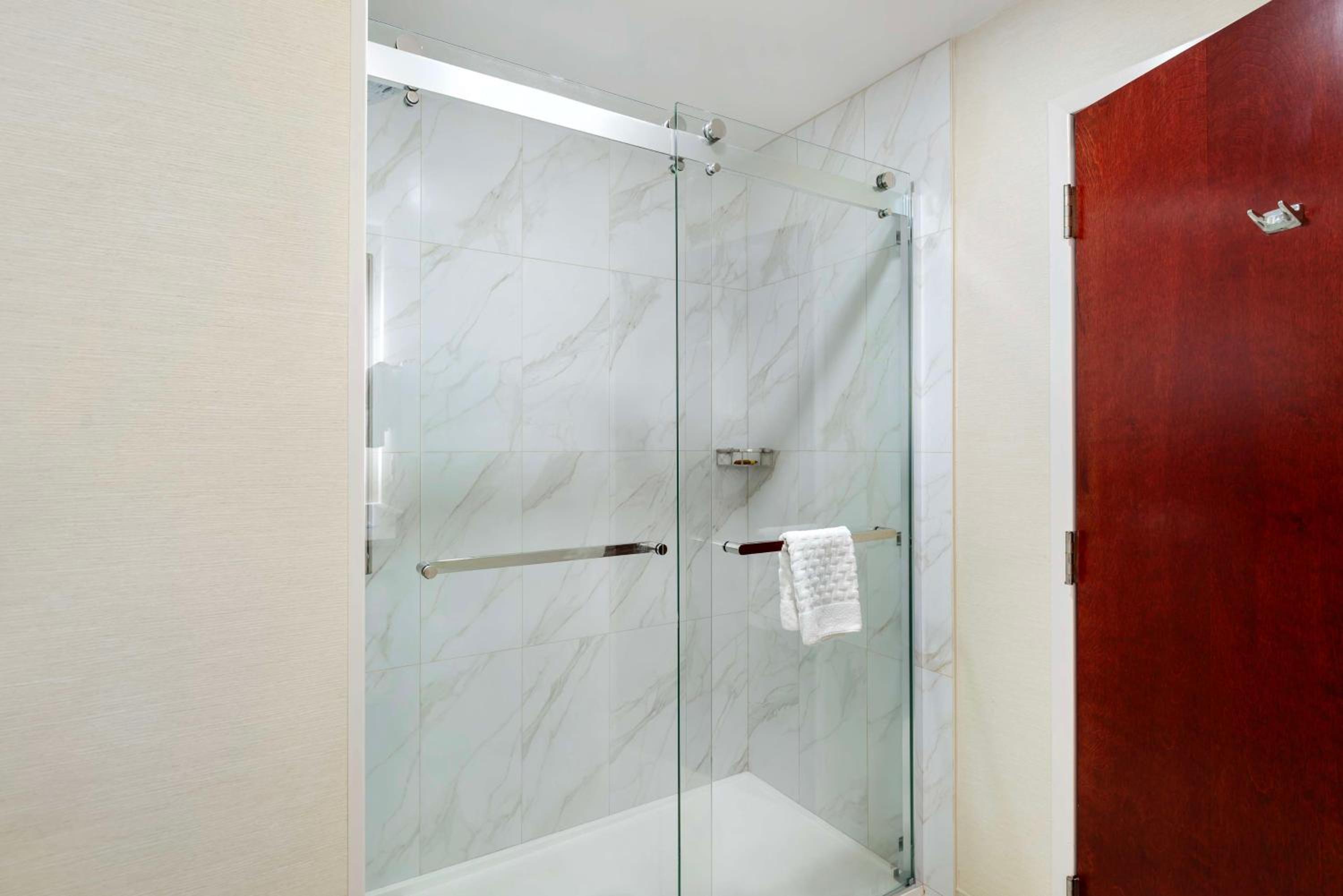 King Suite with Walk-In Shower and Sofa Bed - Disability Access/Non-Smoking photo 3