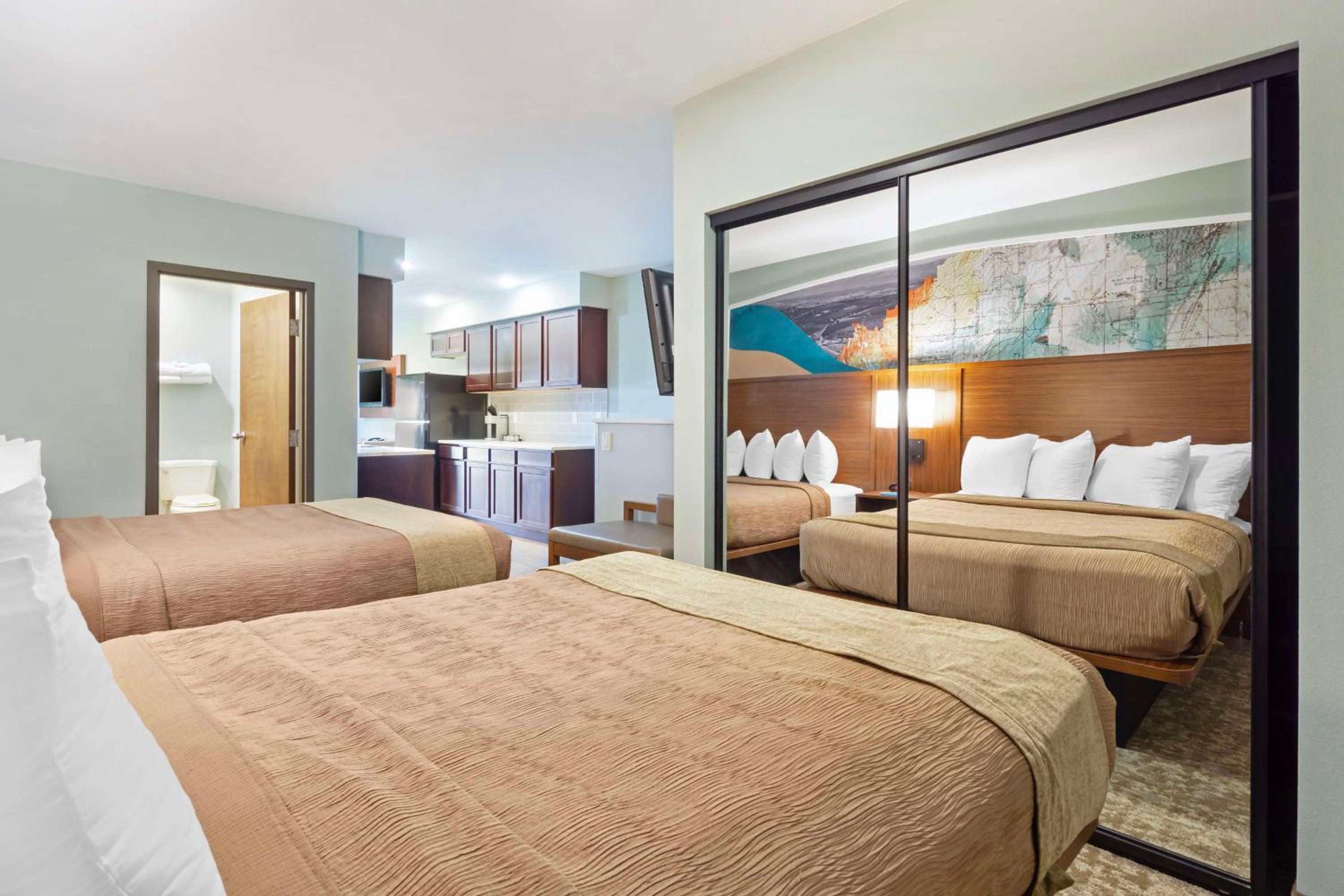 Queen Suite with Murphy Bed and Kitchen - Poolside