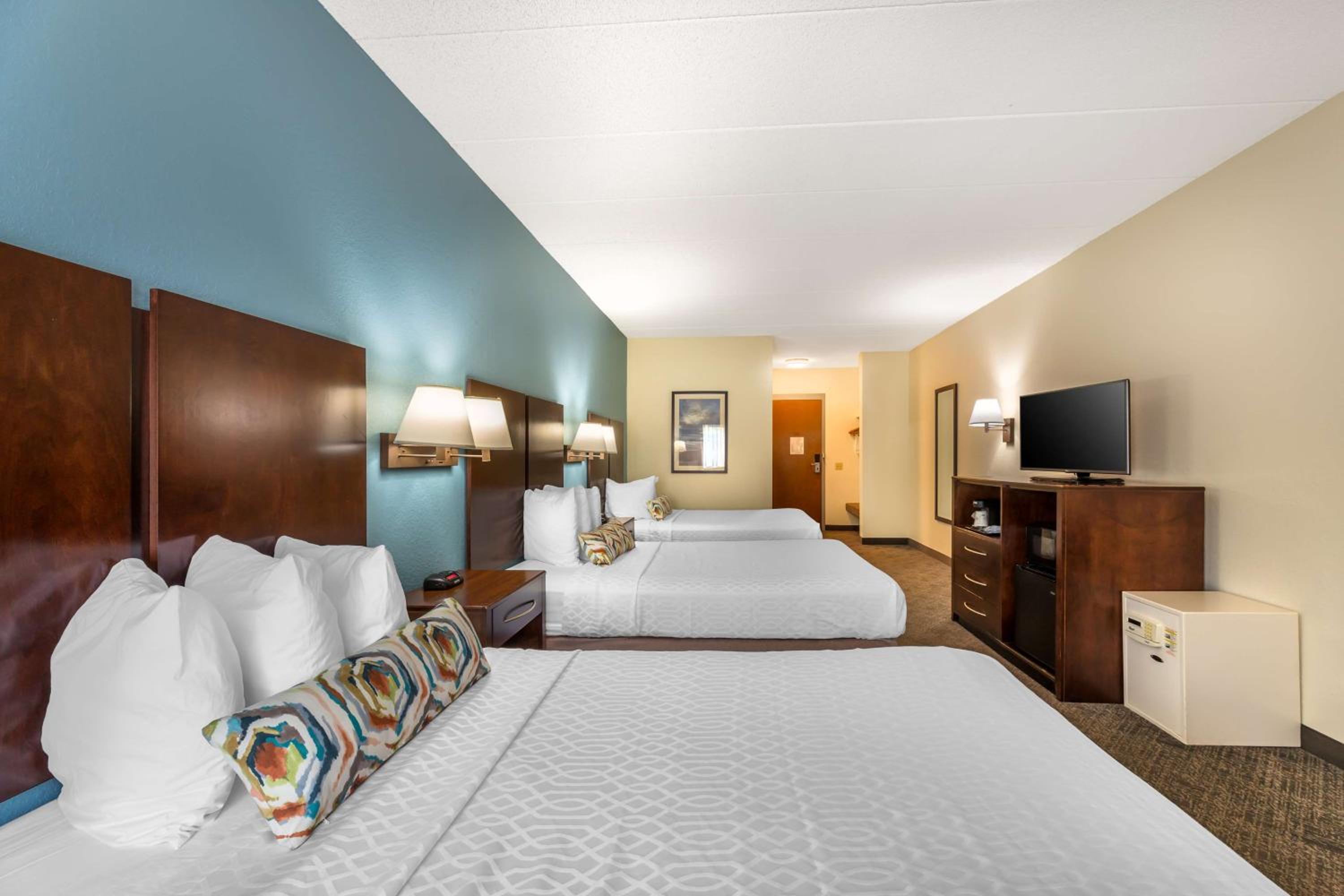 Double Room with Three Double Beds - Photo 2