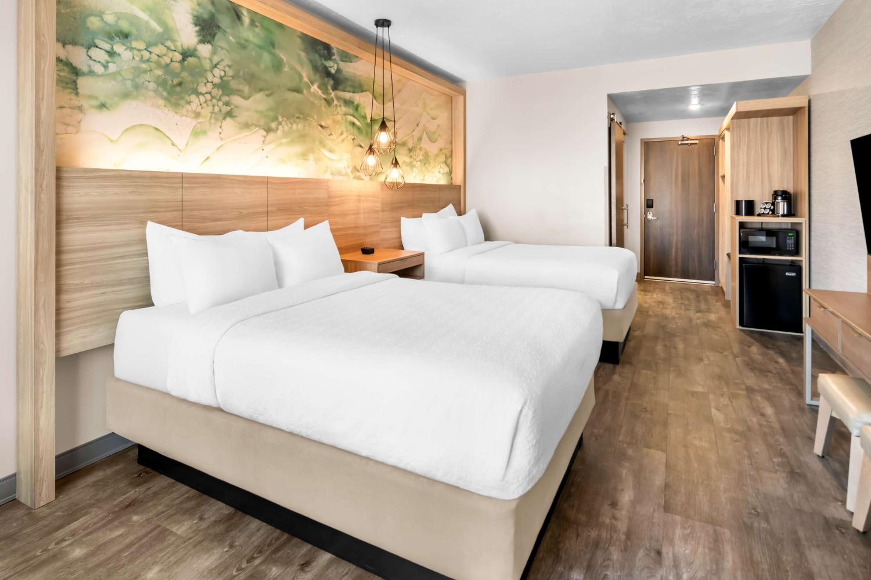 Queen Room with Two Queen Beds - Pet-friendly - Photo 2
