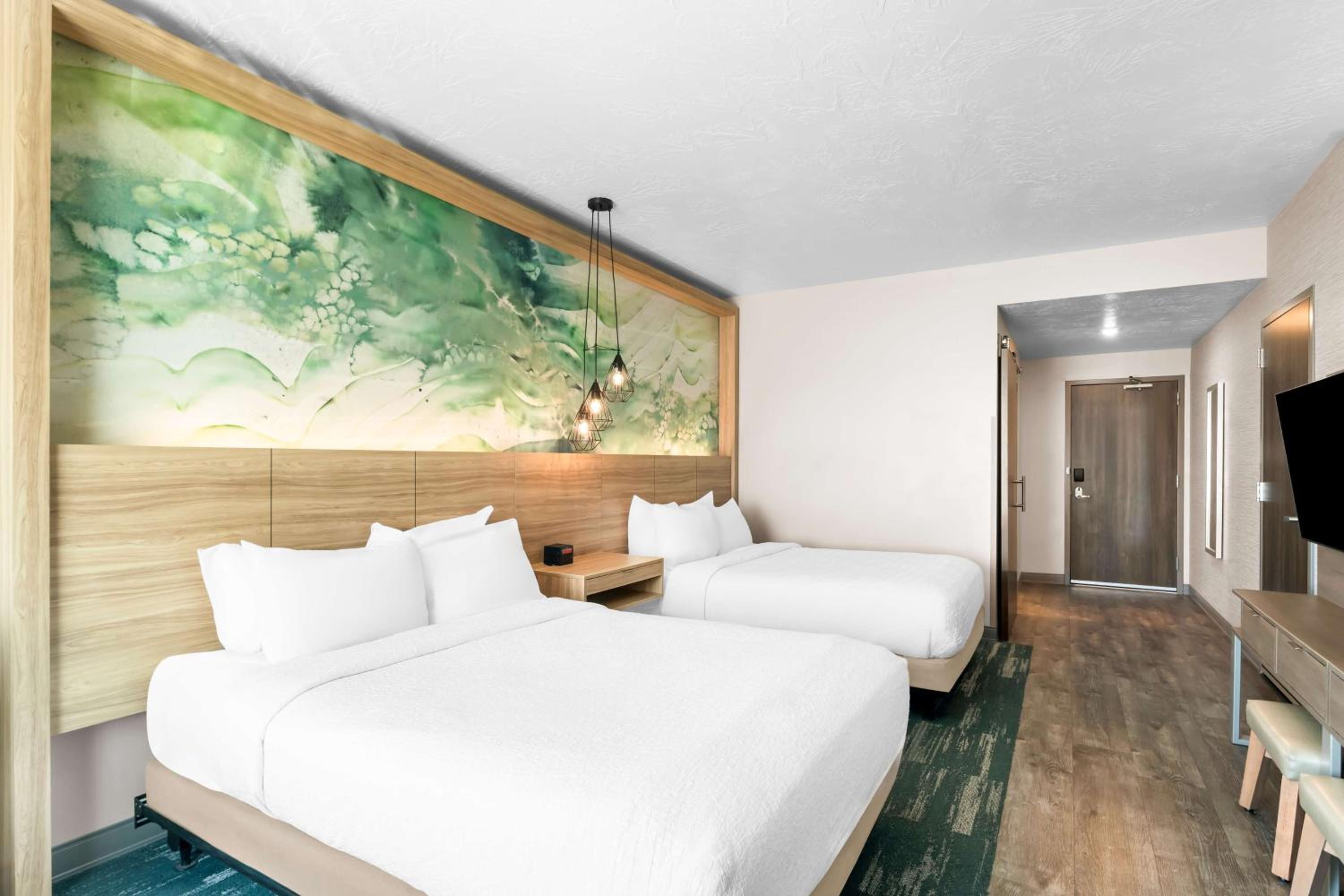 Queen Room with Two Queen Beds and Walk-In Shower - Mobility Access/Non-Smoking - Photo 2