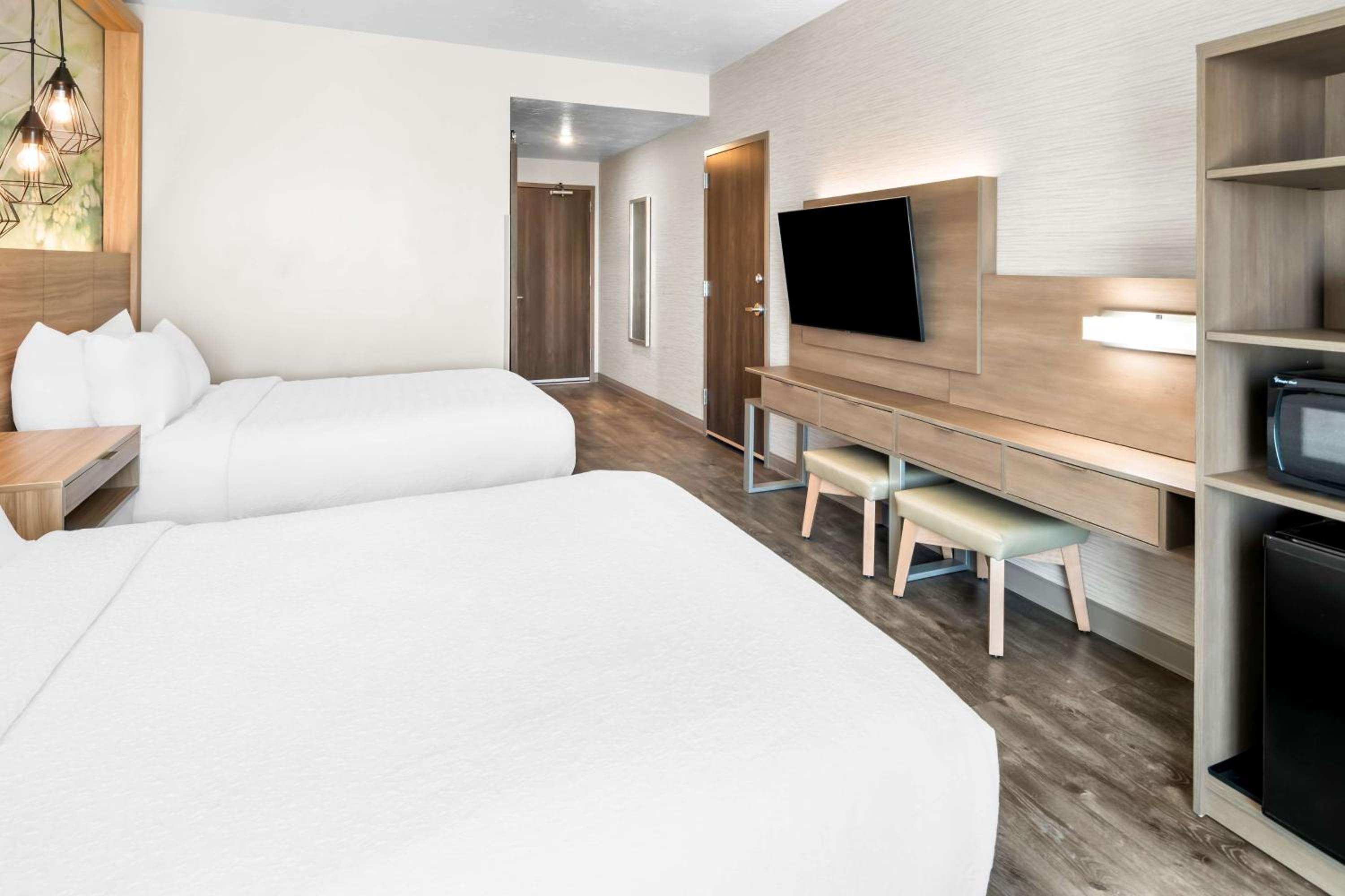 Queen Room with Two Queen Beds and Walk-In Shower - Mobility Access/Non-Smoking - Photo 3