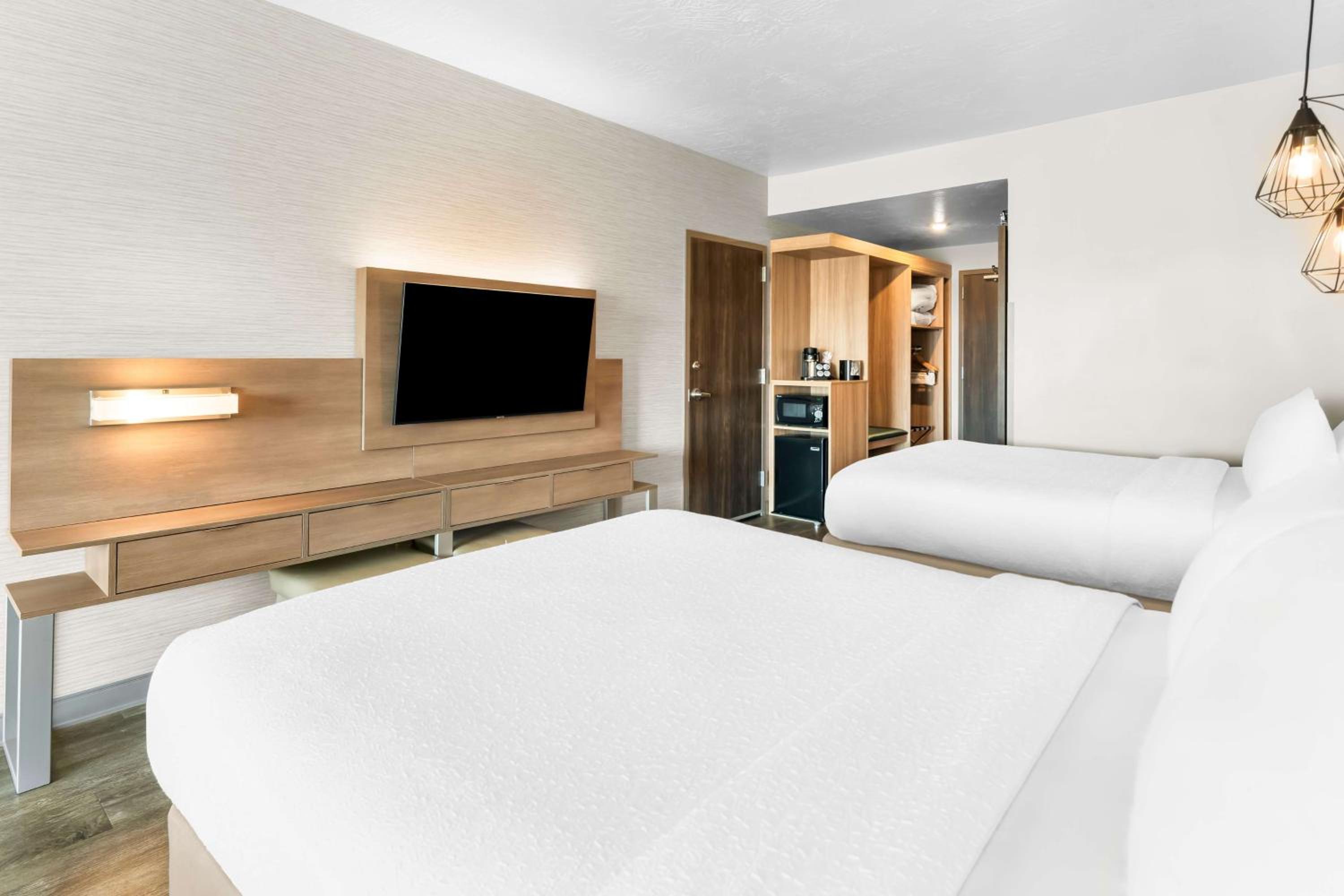 Queen Room with Two Queen Beds - Pet-friendly - Photo 3