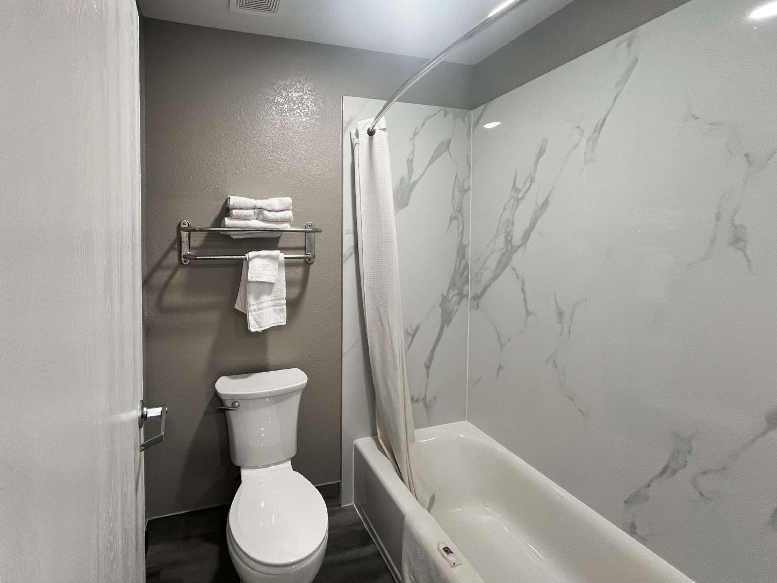 Deluxe Queen Room with Two Queen Beds - Non-Smoking - Photo 4