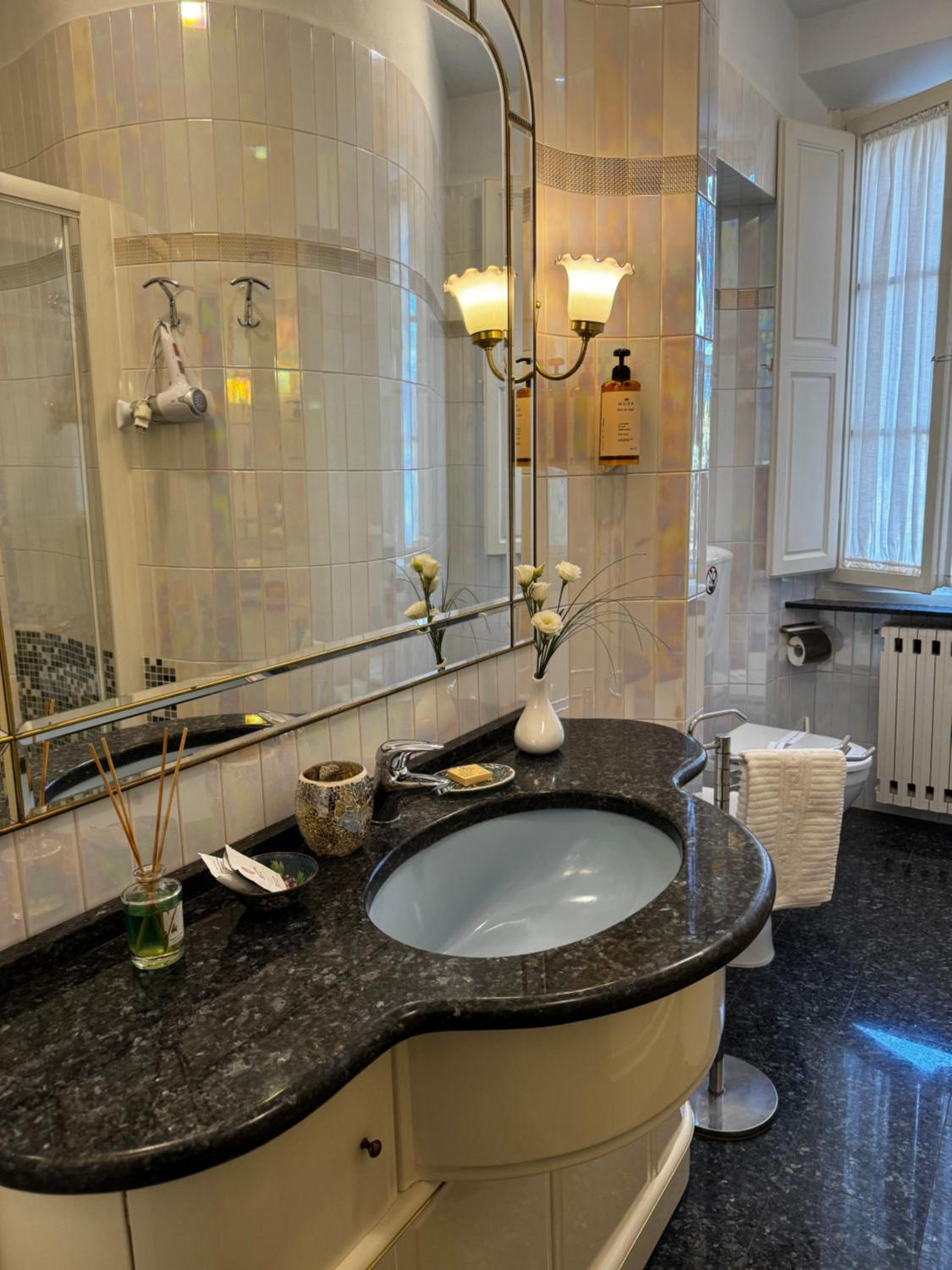Standard King Room with Private Bathroom - Photo 8