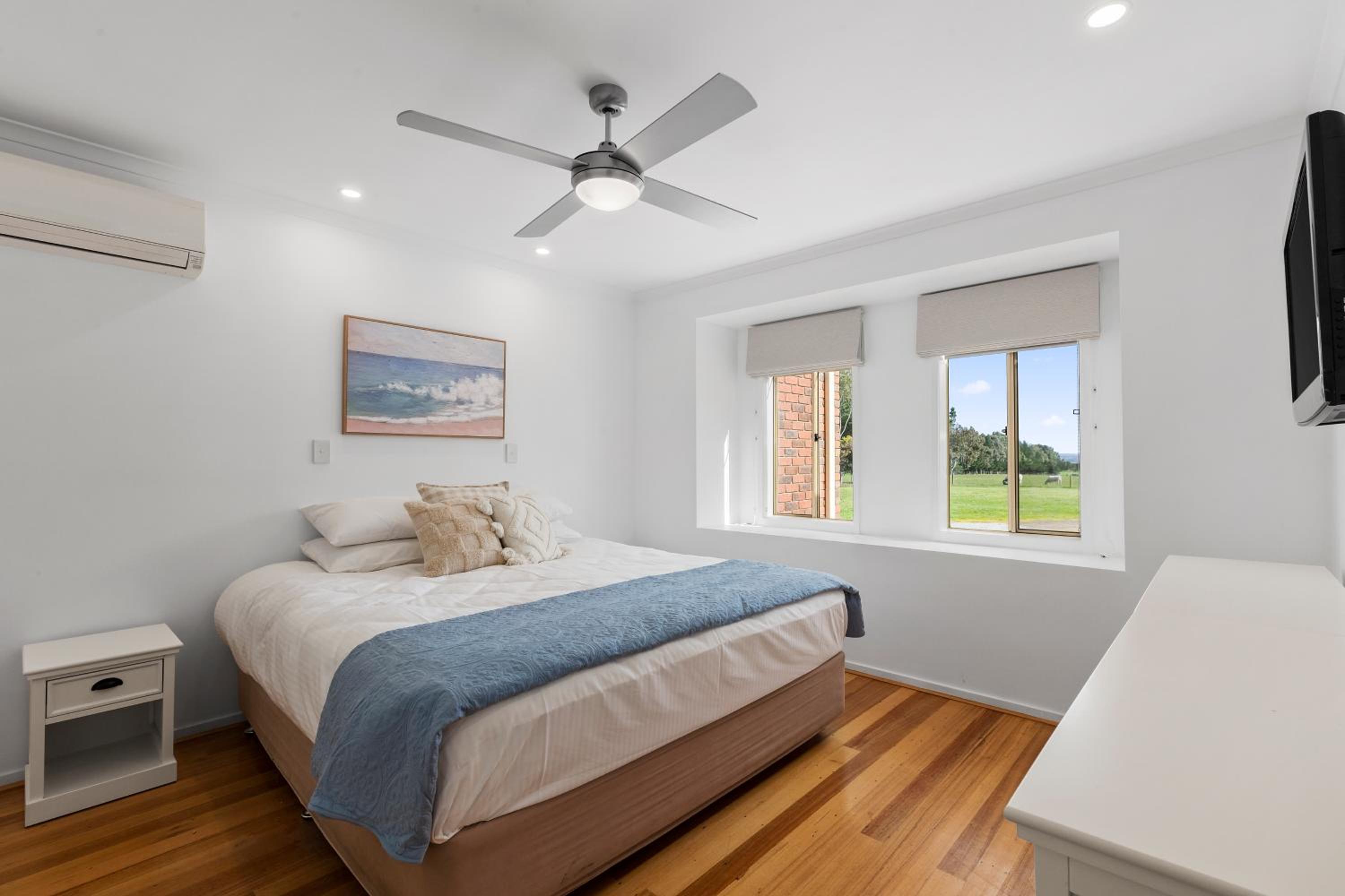 Five-Bedroom House photo 1