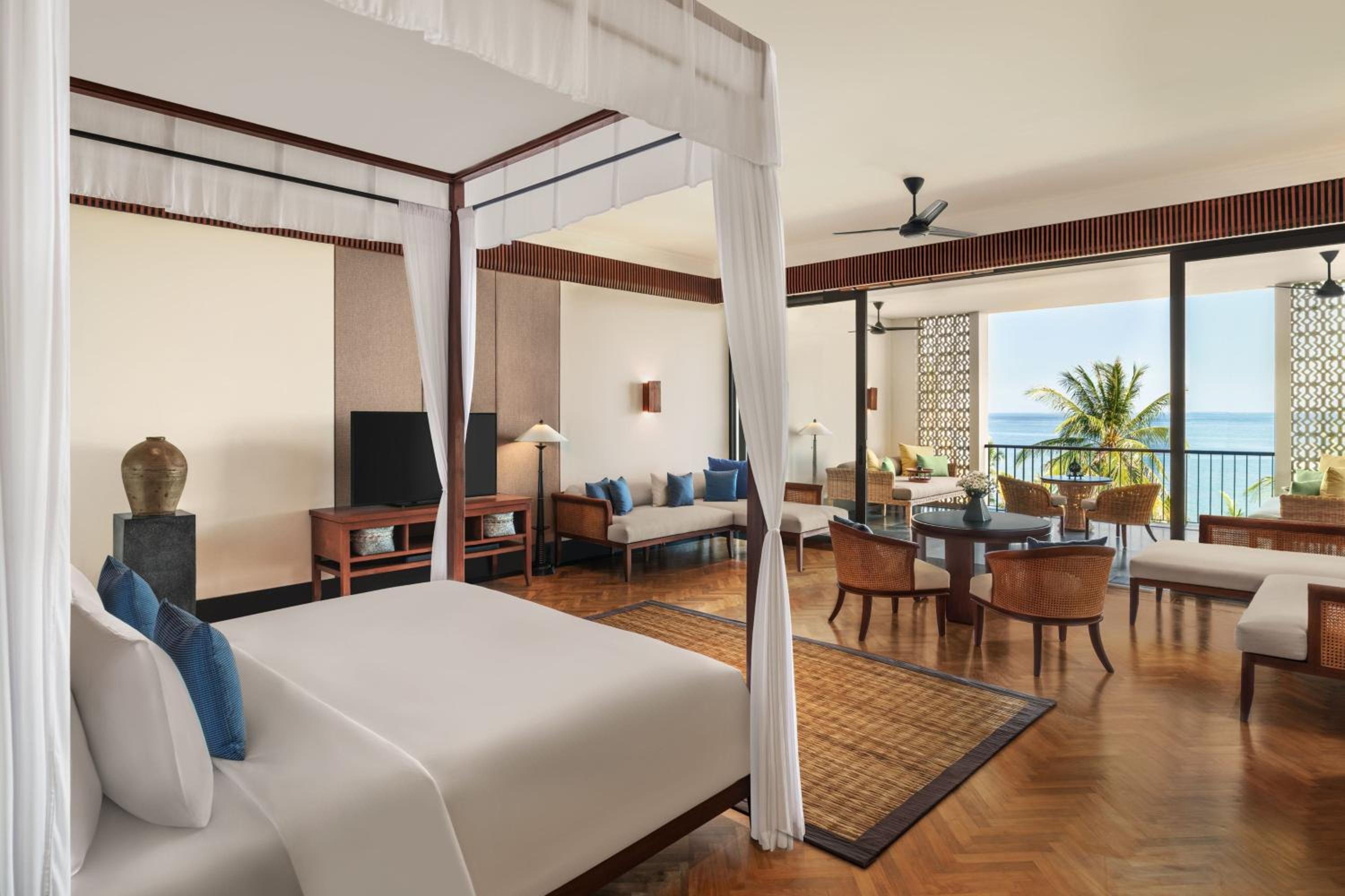Deluxe King Suite with Balcony and Ocean View - High Floor - Photo 5