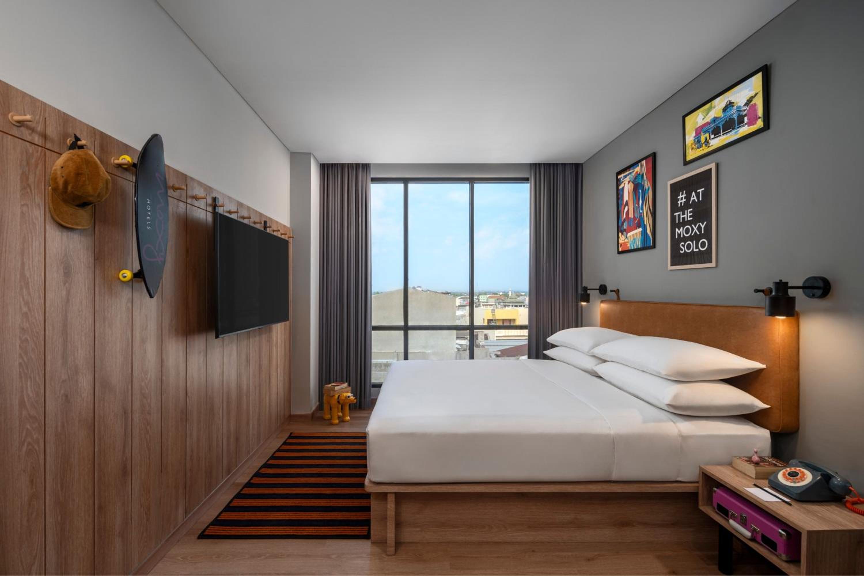 Queen Room with City View - Photo 11