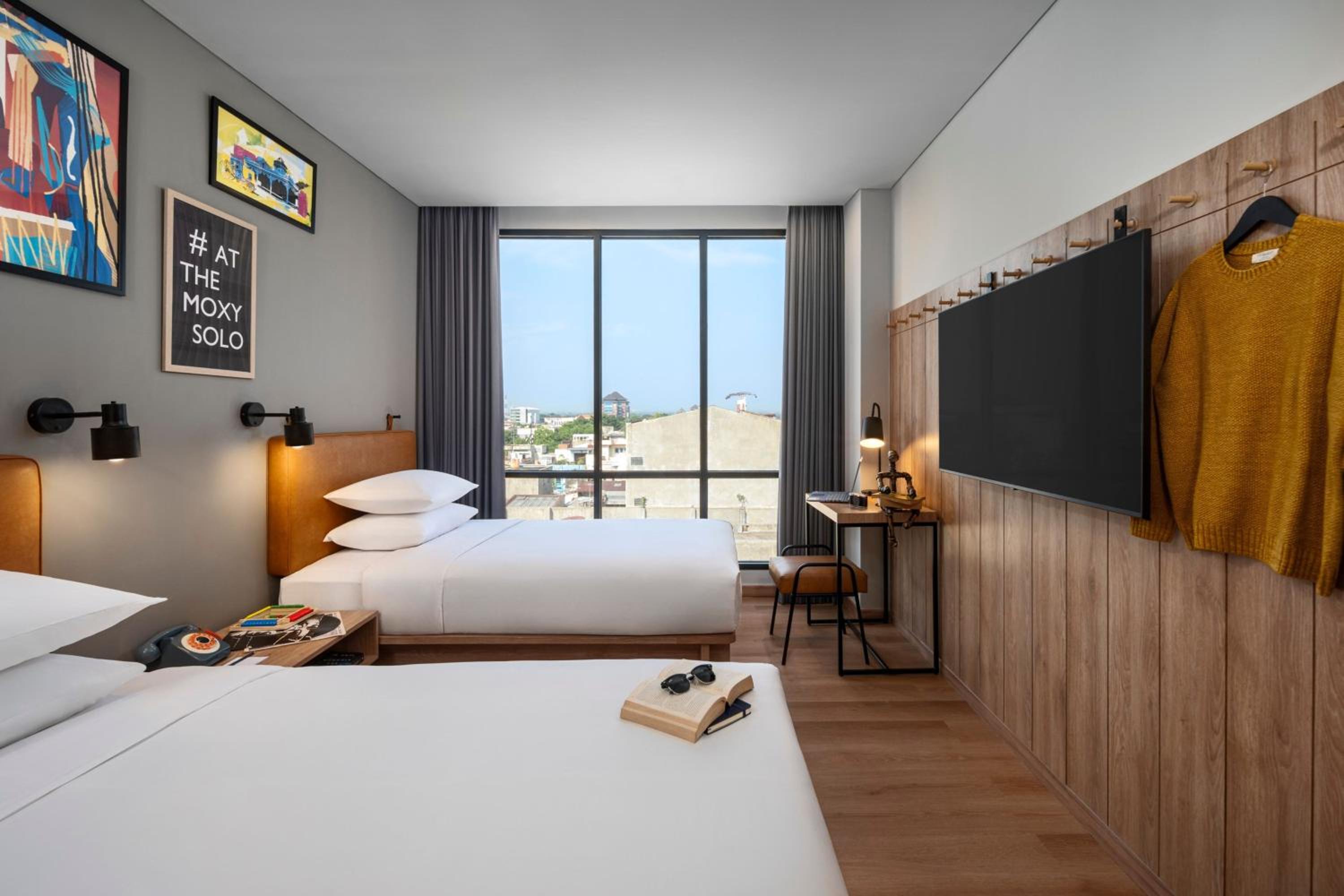 Twin Room with City View - Photo 11