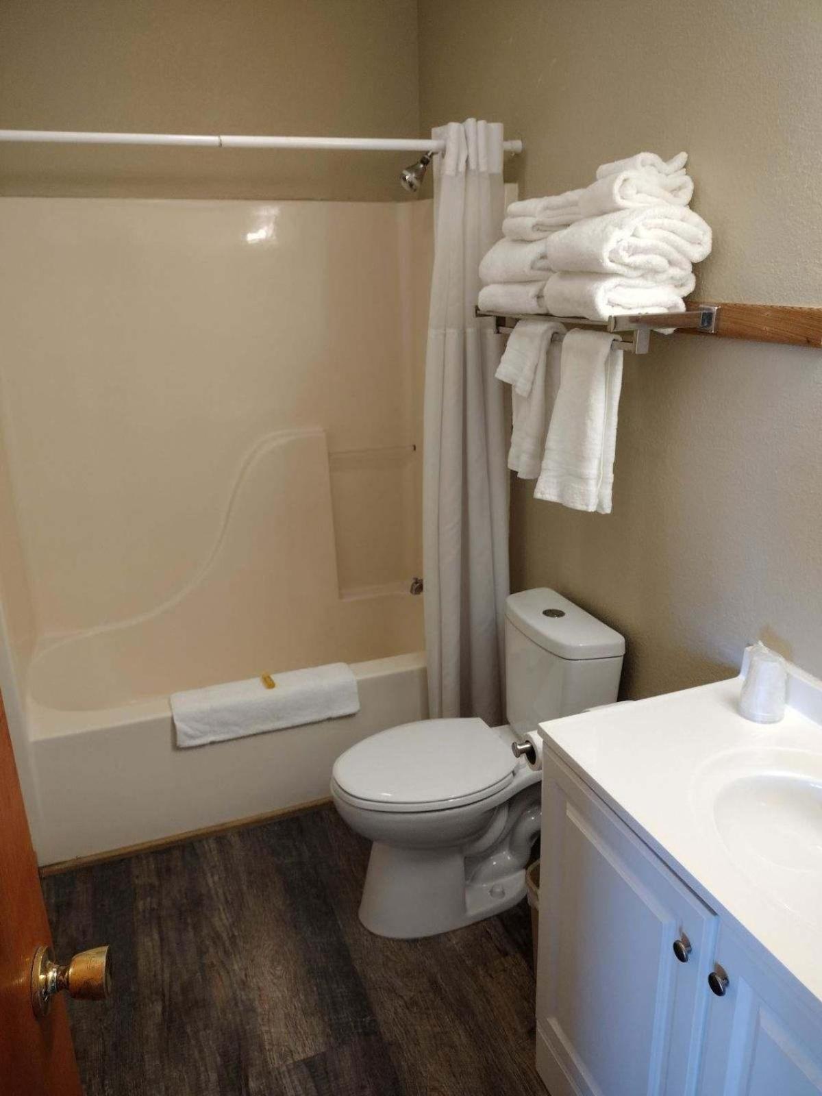 Two-Bedroom Suite with a Pool view - Photo 5