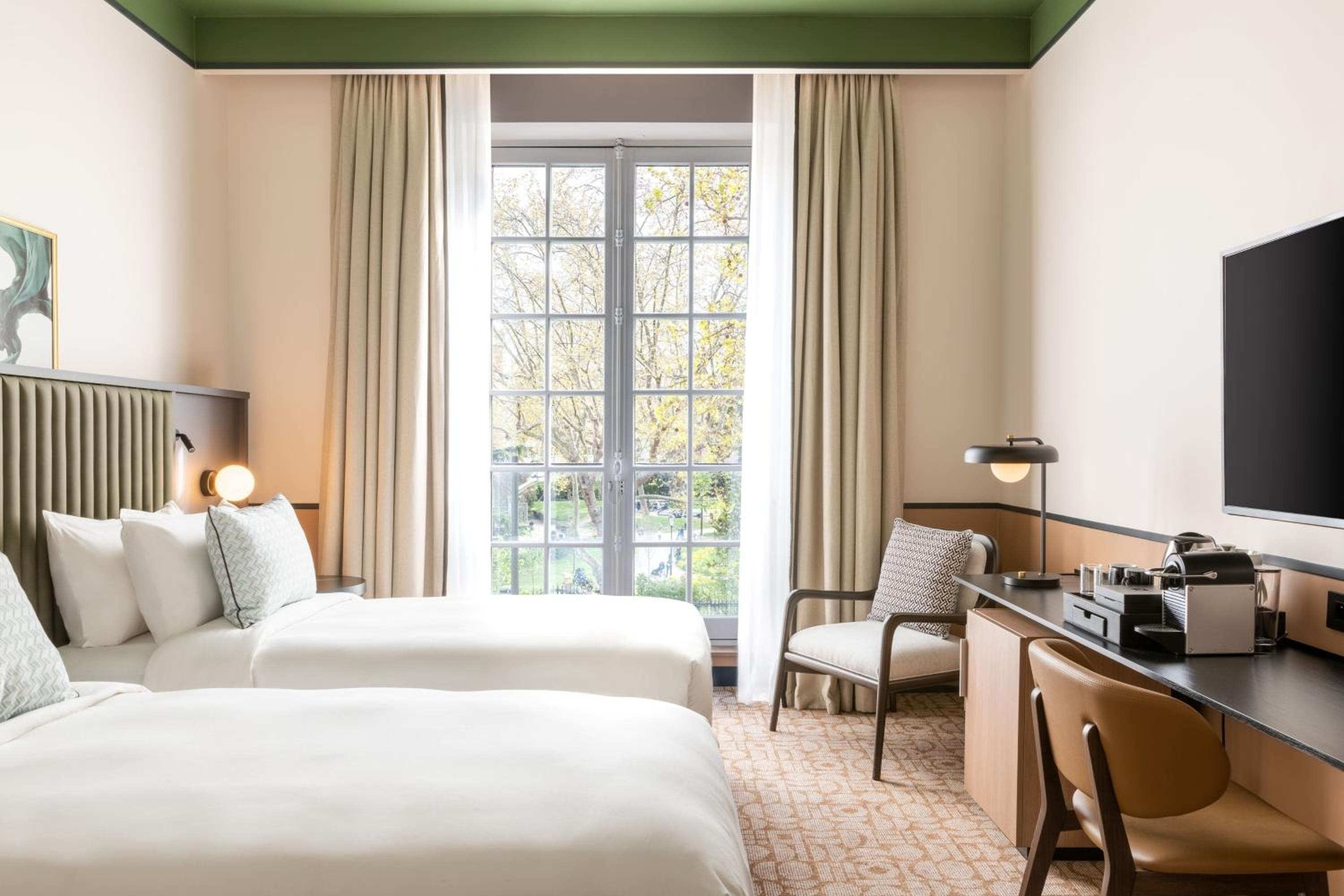 Deluxe King Room - Photo 11