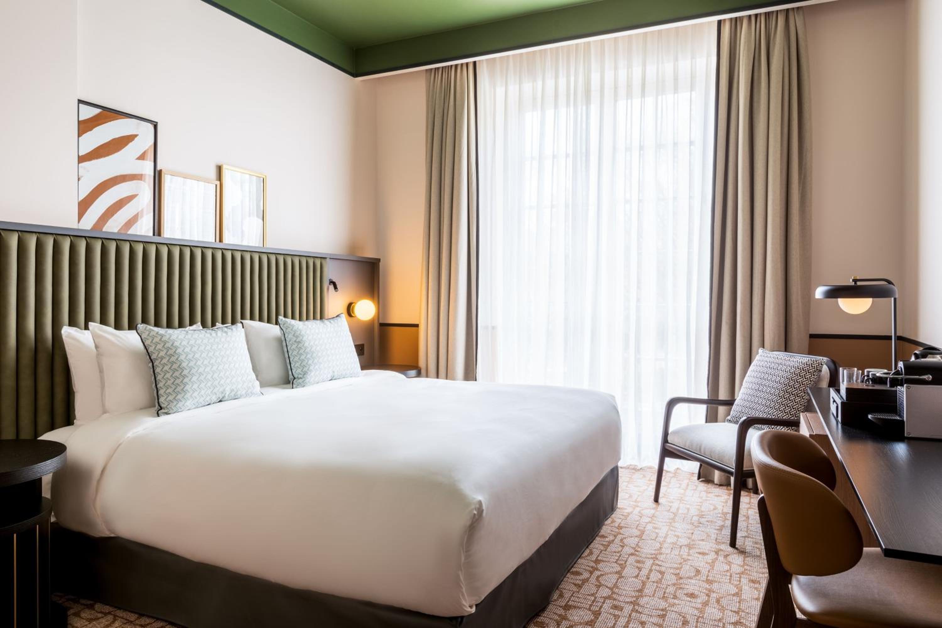 Deluxe King Room - Photo 9