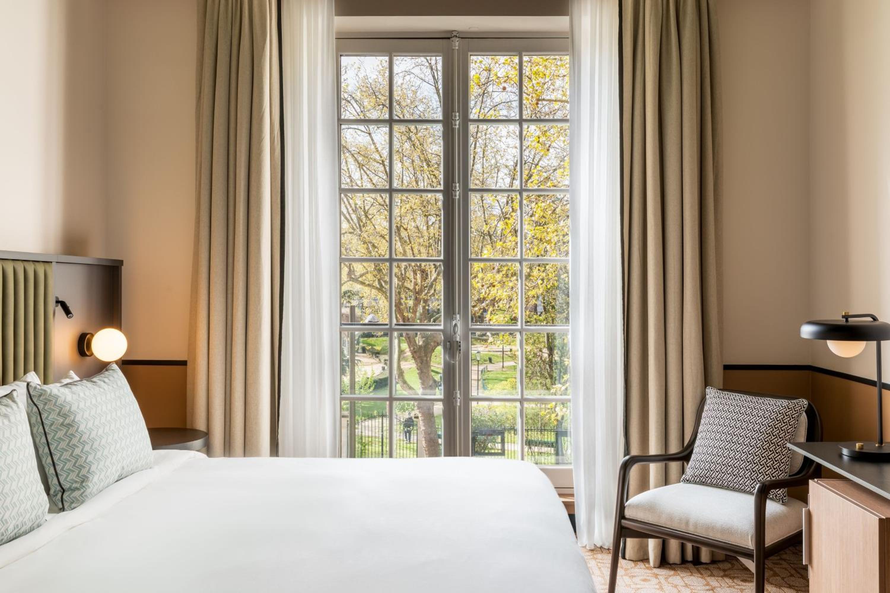 Deluxe King Room - Photo 10