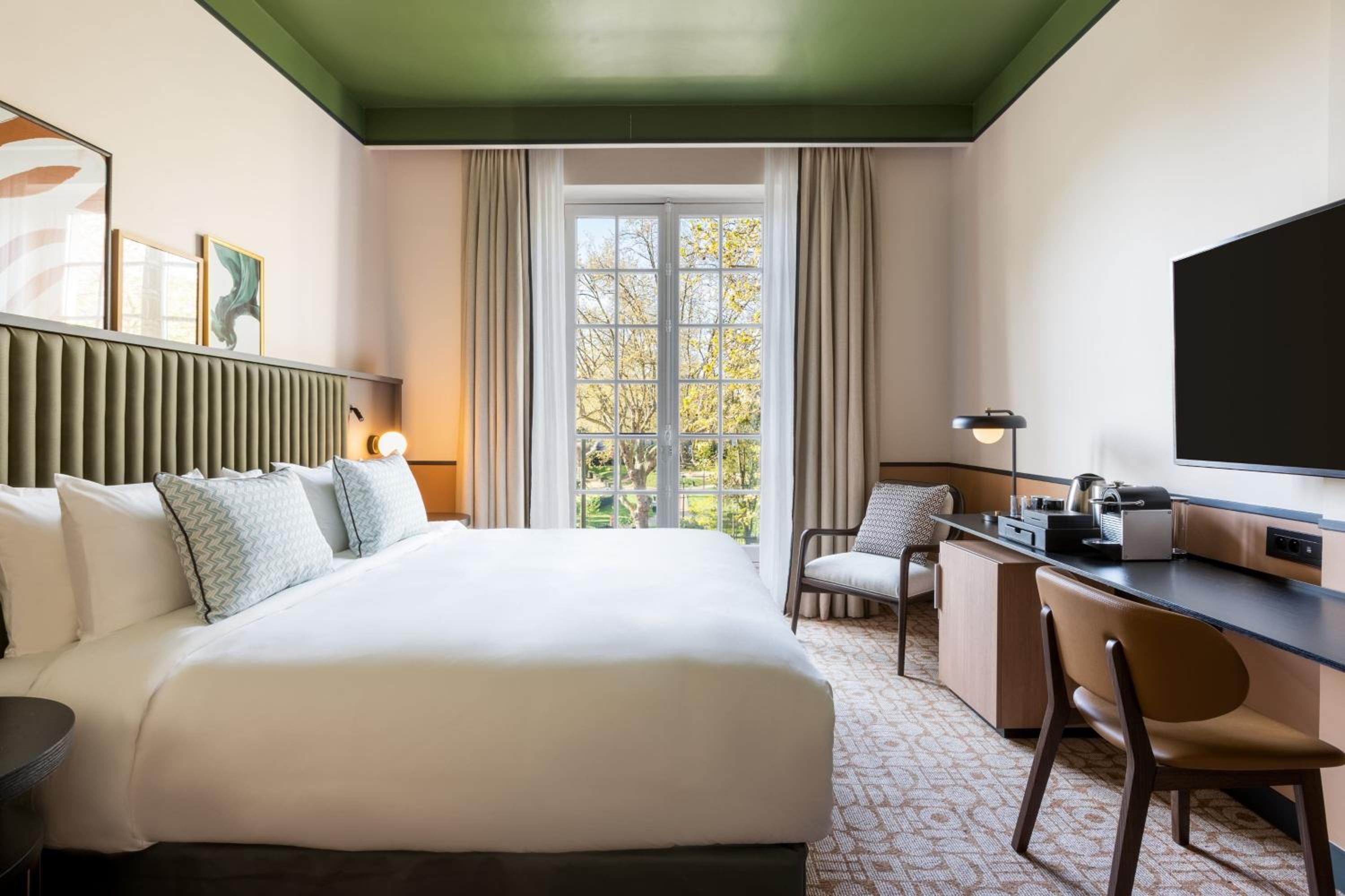 Deluxe King Room - Photo 8