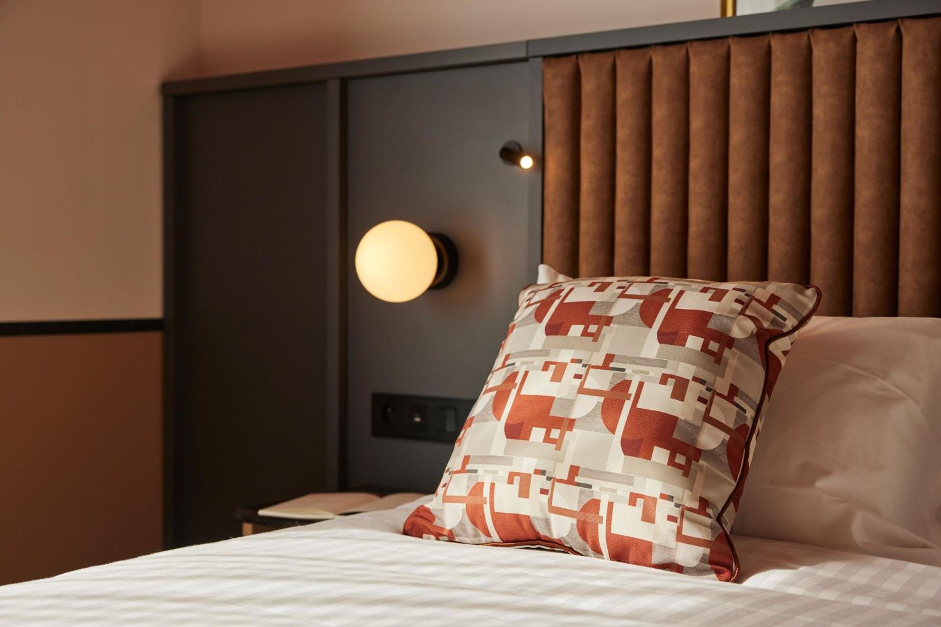 Standard King Room - Photo 12