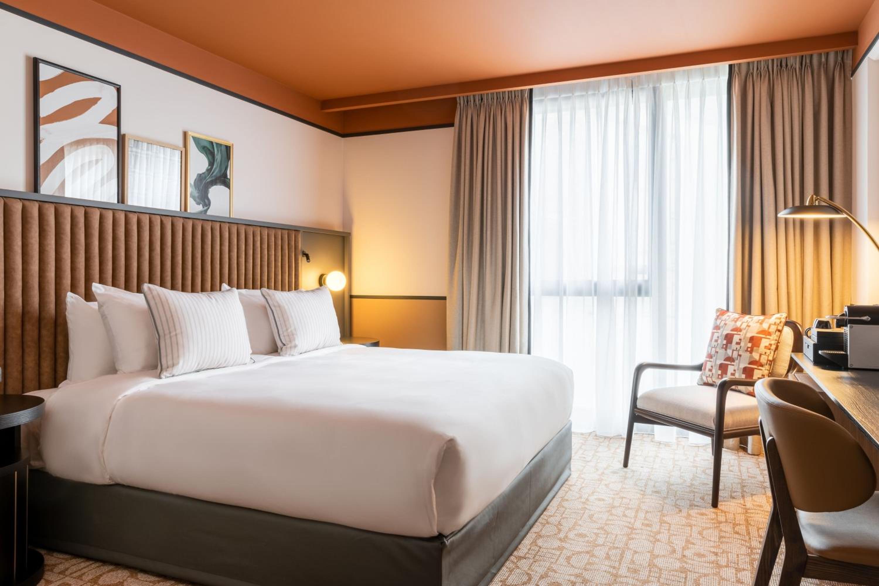 Standard King Room - Photo 9