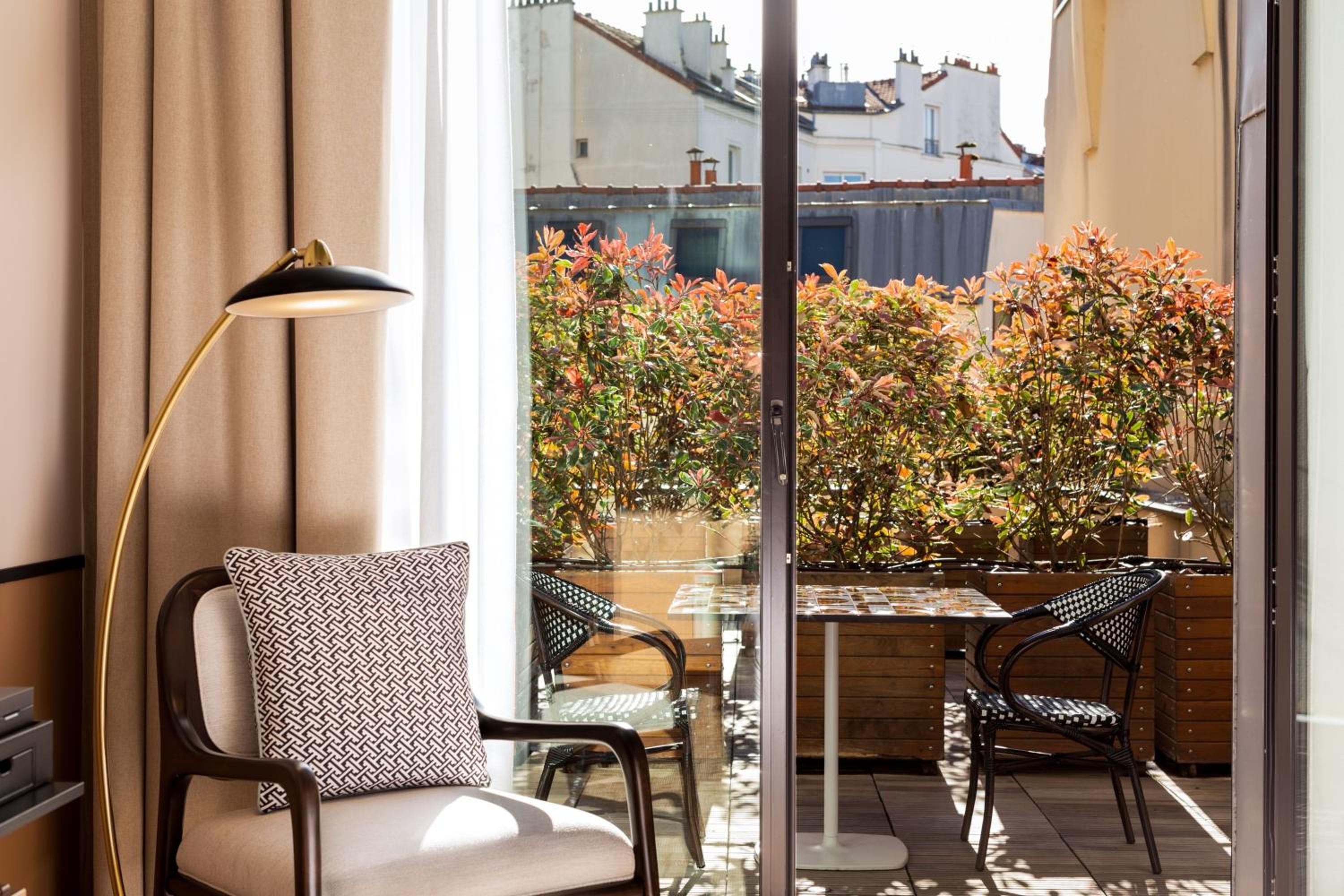 Deluxe King Room with Balcony - Photo 6