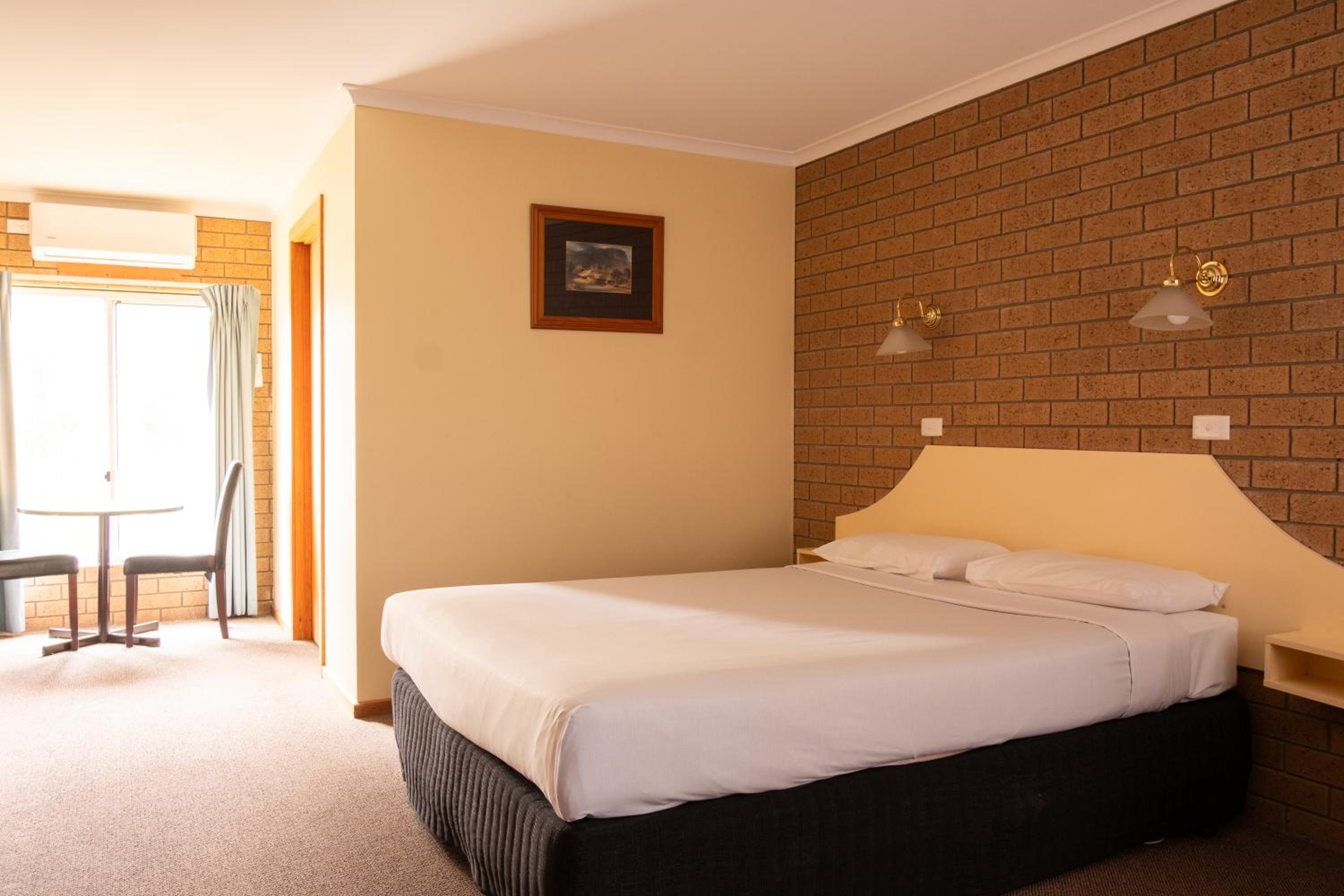 Queen Room photo 2