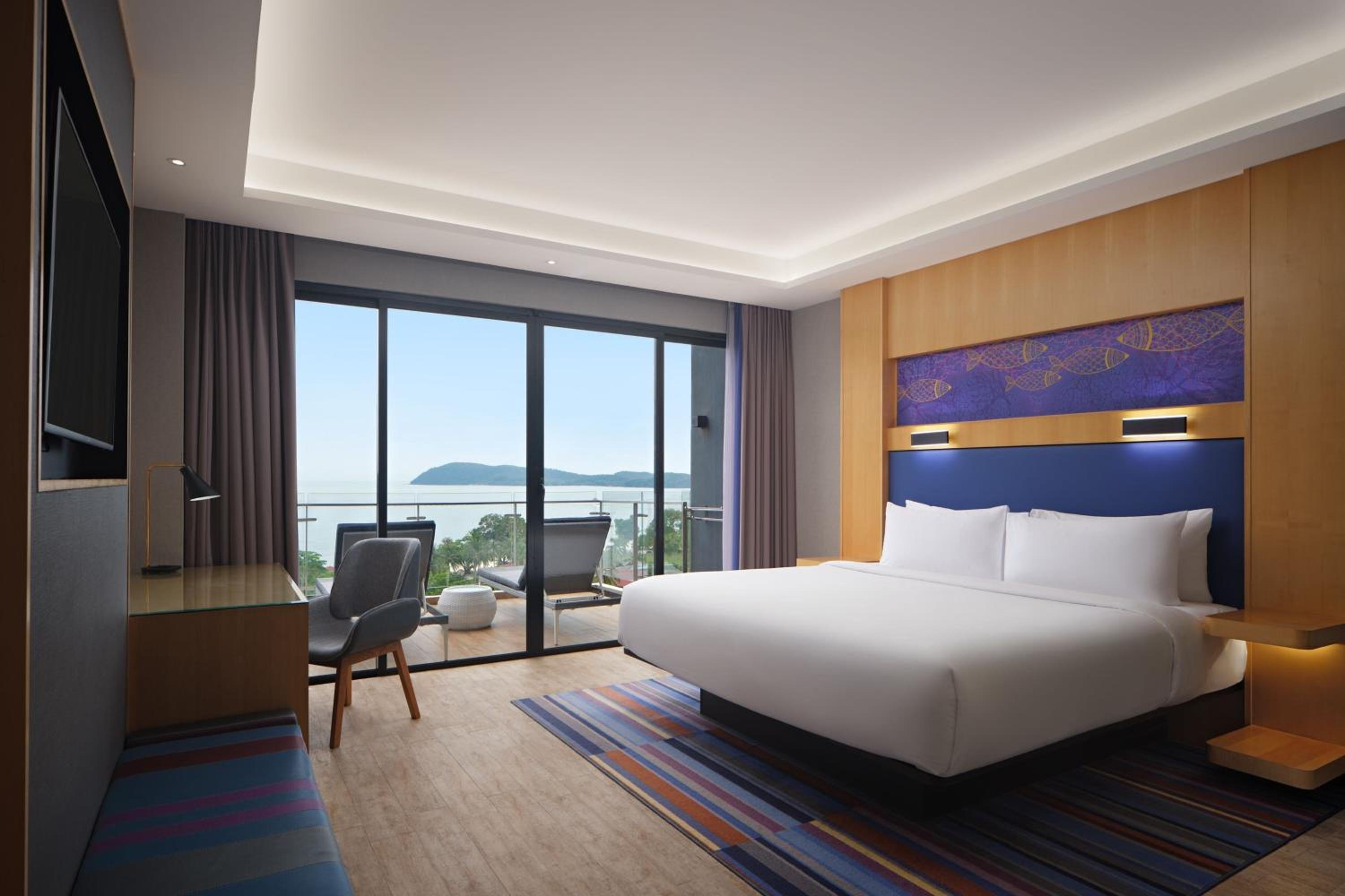 Sea View, Large Balcony, Guest room, 1 King - Photo 1