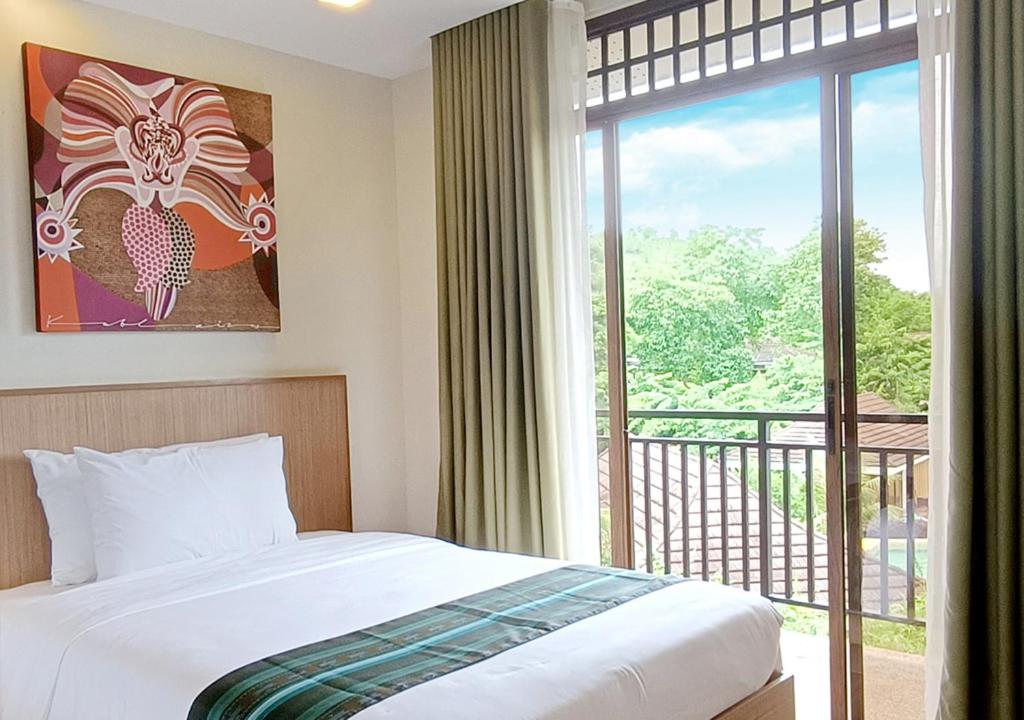 Deluxe Room - King with Resort View - Photo 3