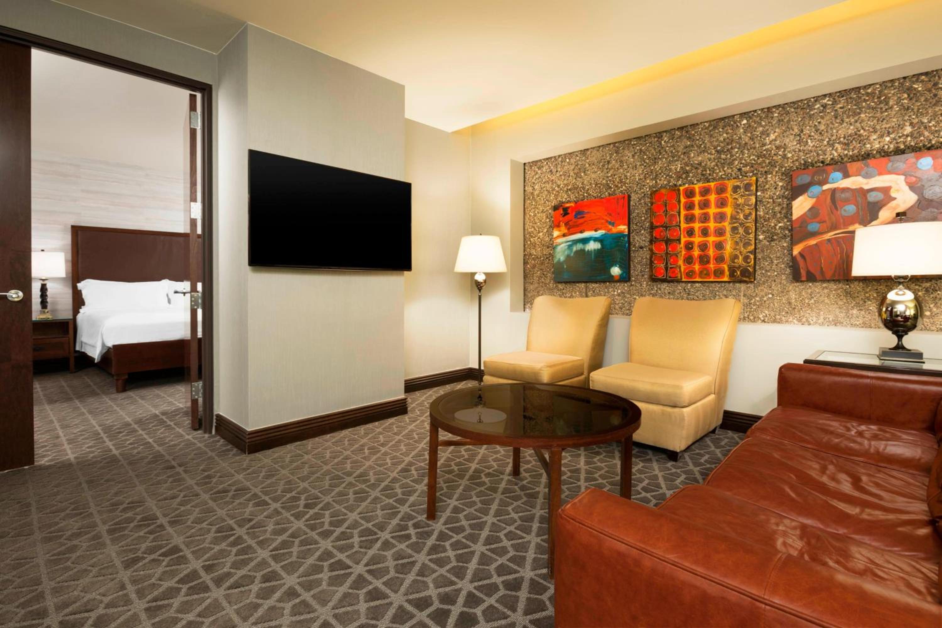 Executive Suite, 1 King, Sofa bed - Photo 1