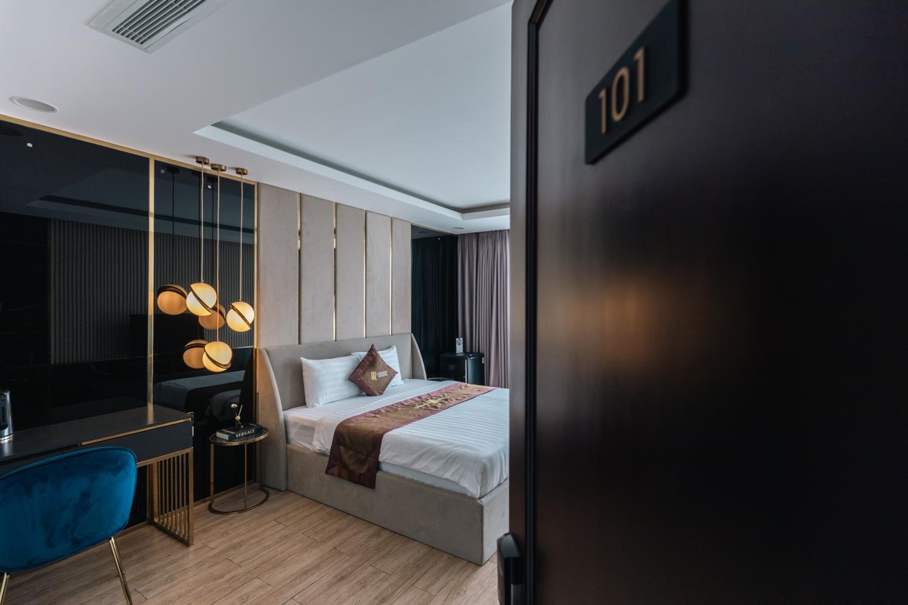 Deluxe Suite with Spa Bath