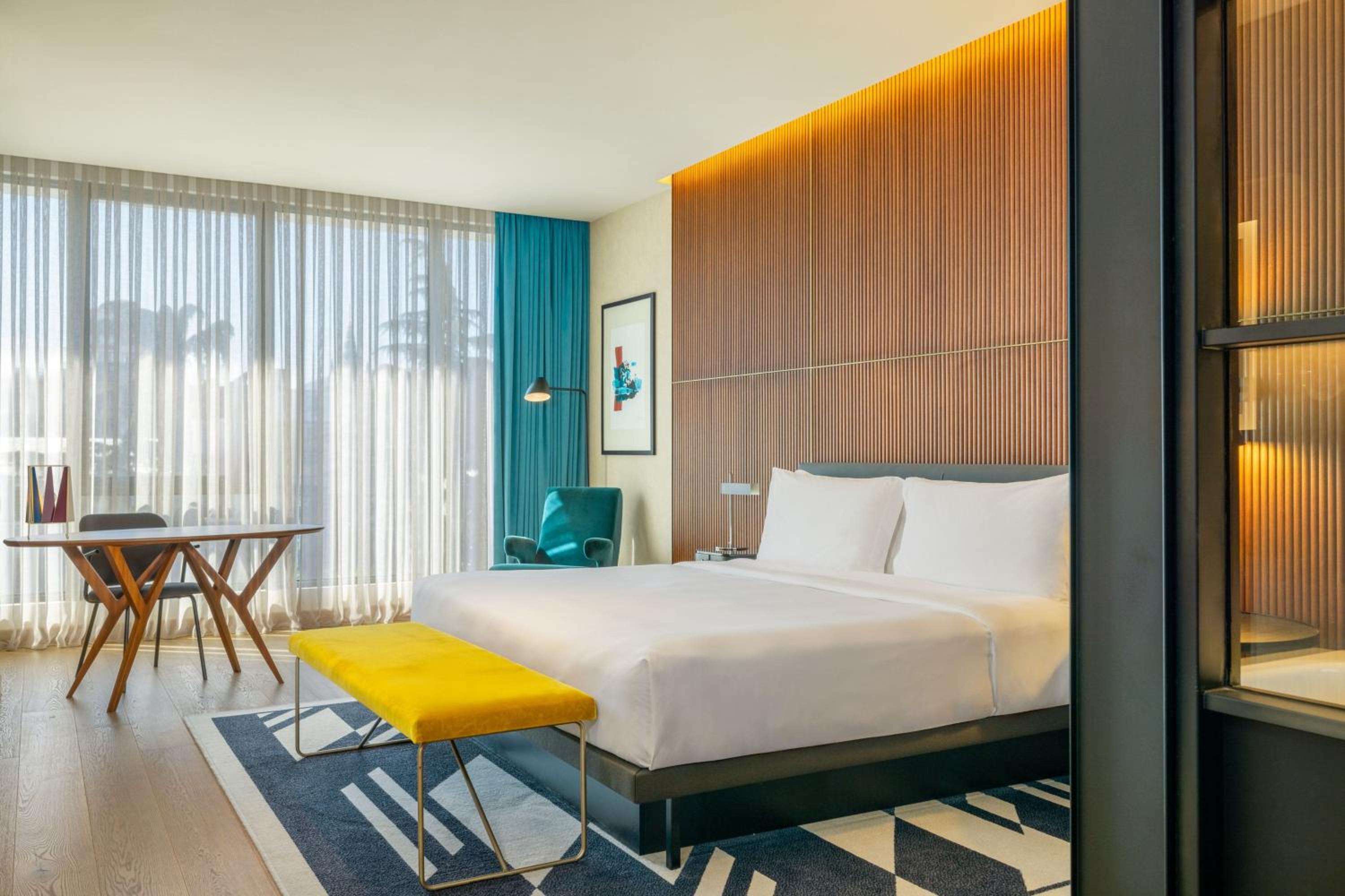 Classic, Guest room, 1 King, City view - Photo 2