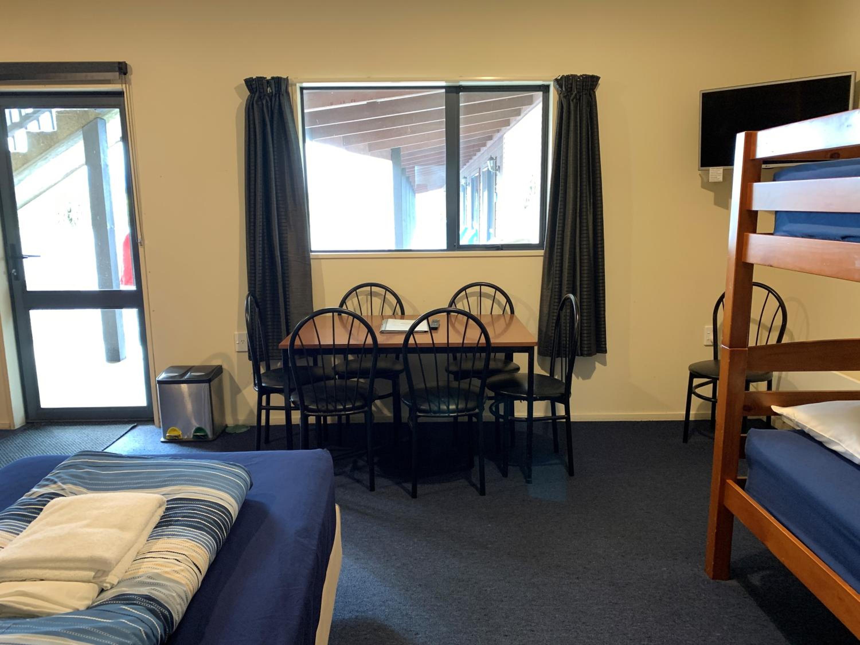 Basic Room (7 Adults) - Photo 7
