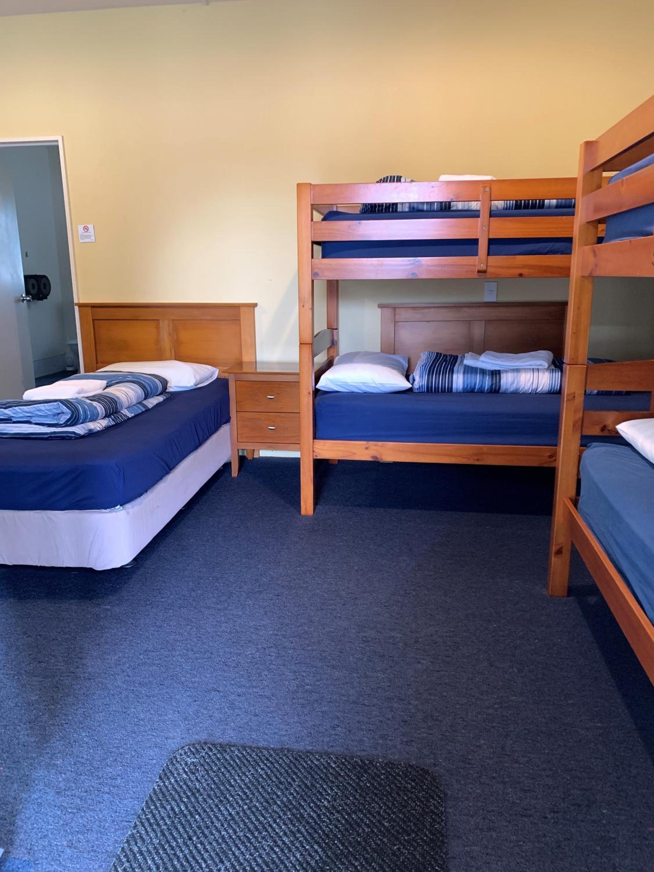 Basic Room (7 Adults) - Photo 4