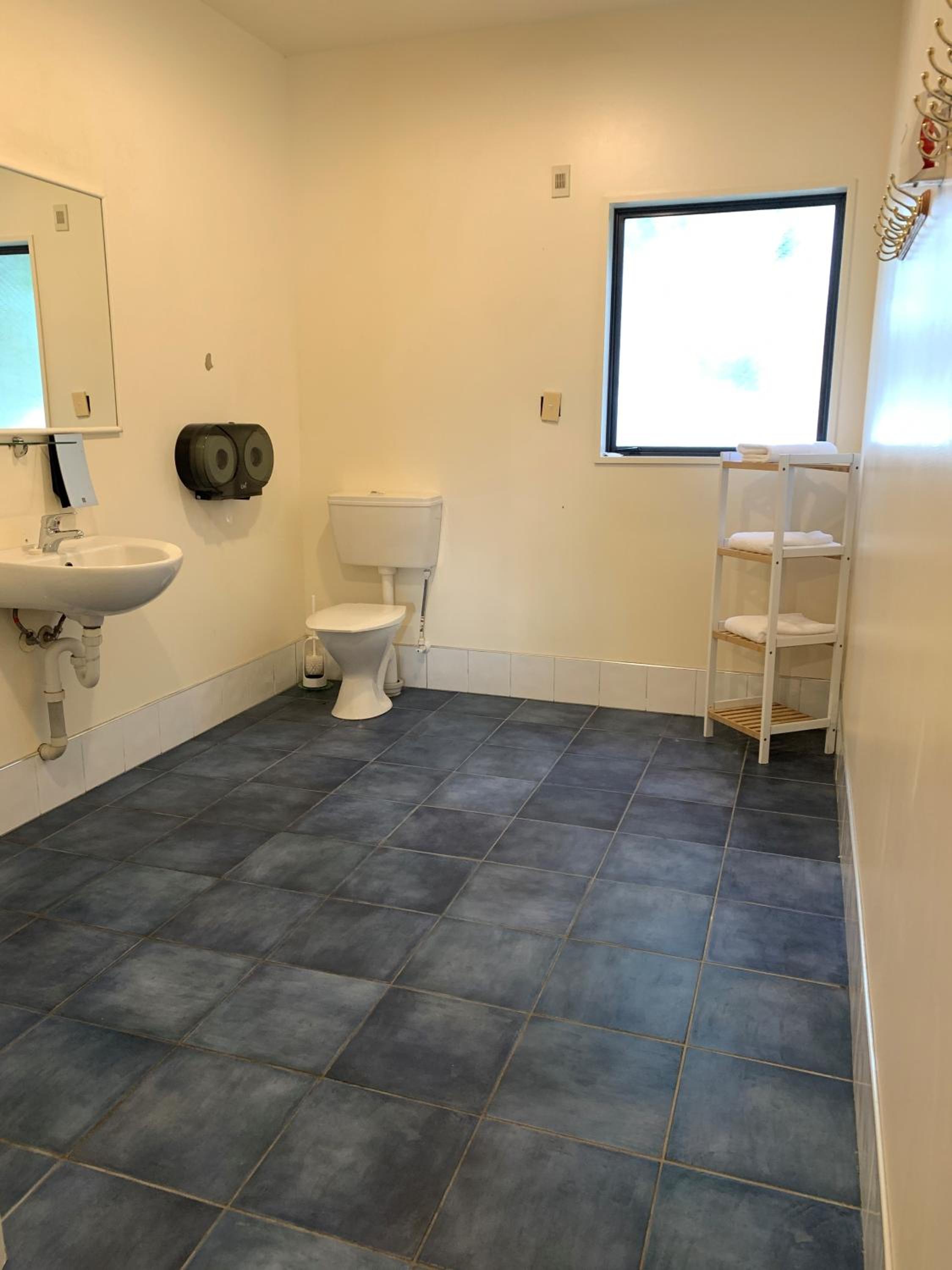 Basic Room (7 Adults) - Photo 3