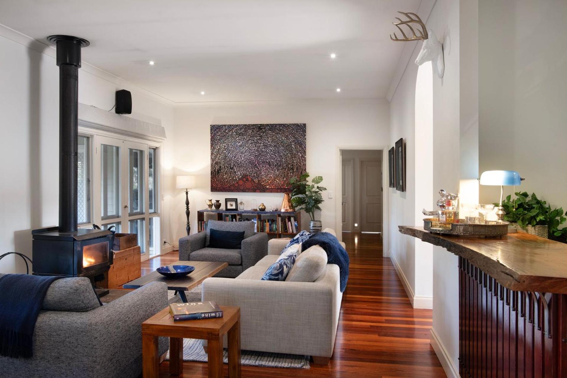 Five-Bedroom House photo 1