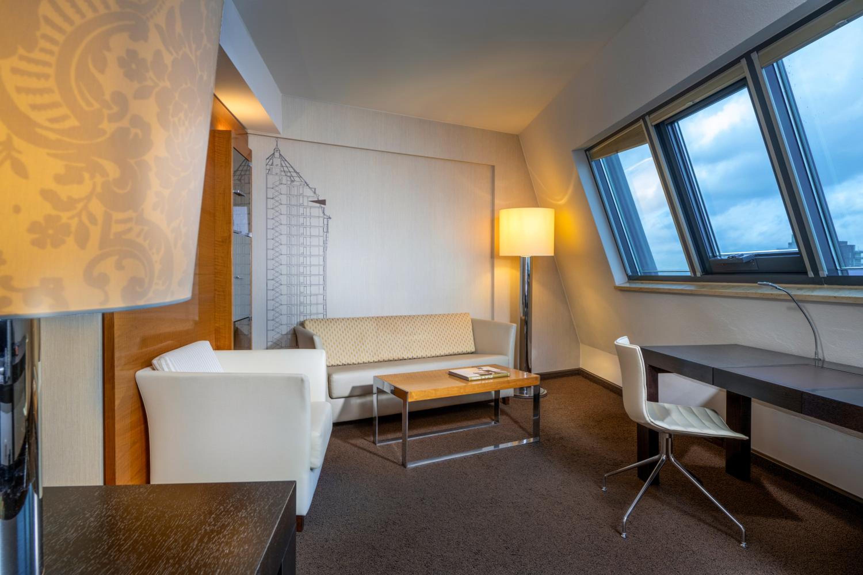 Junior King Suite - Photo 17