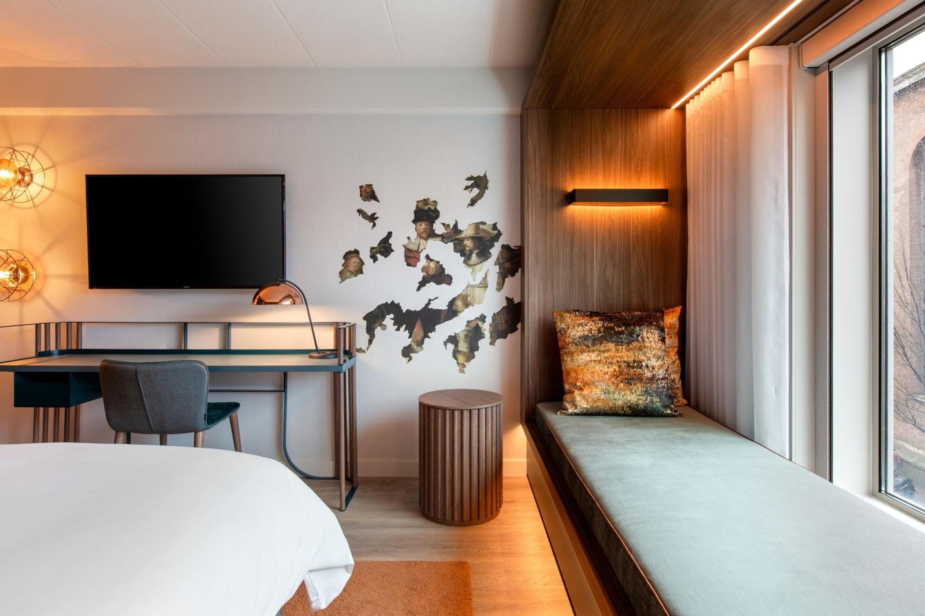 Deluxe King Room with City View