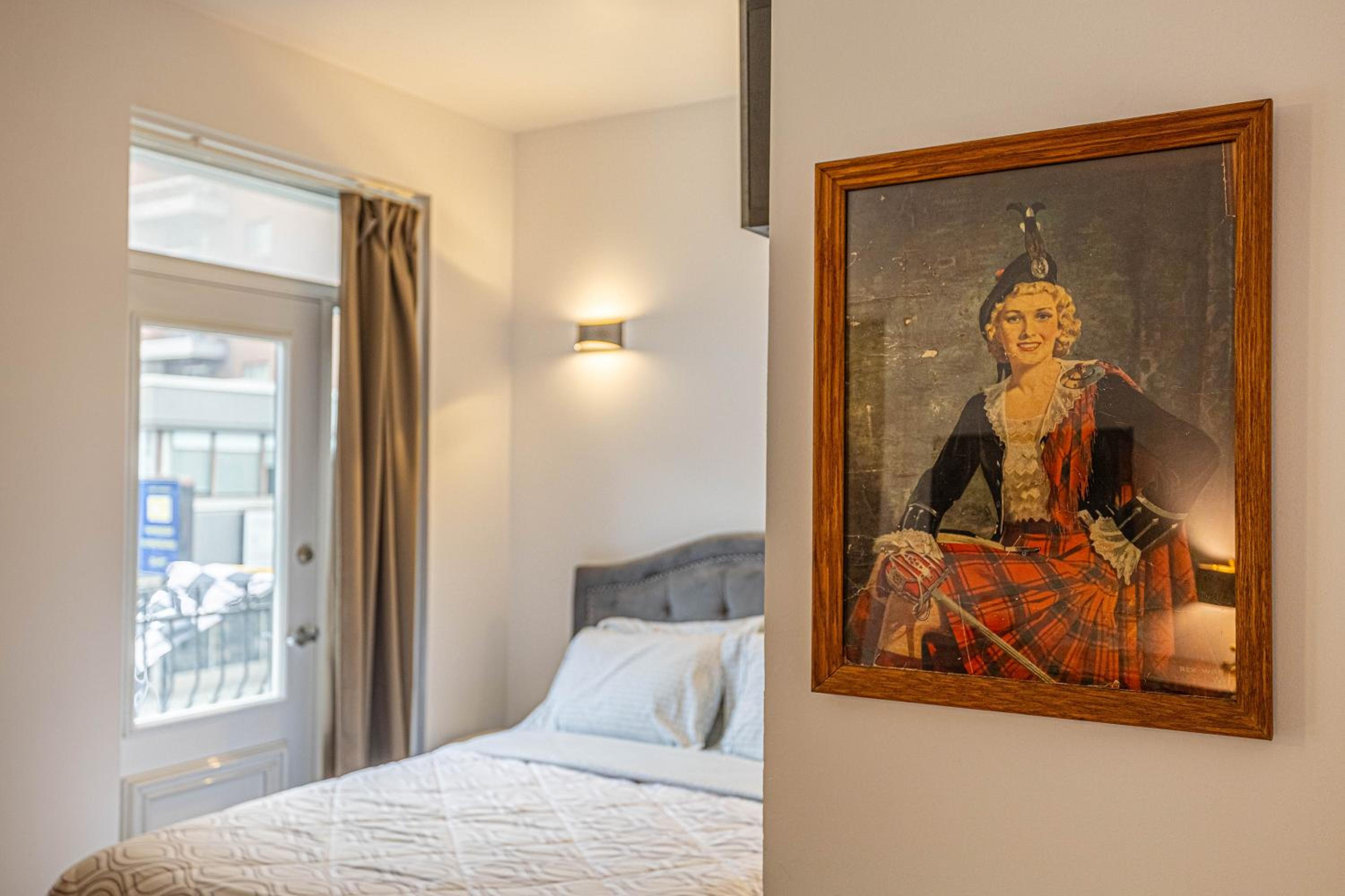 Deluxe Double Room with Balcony photo 2