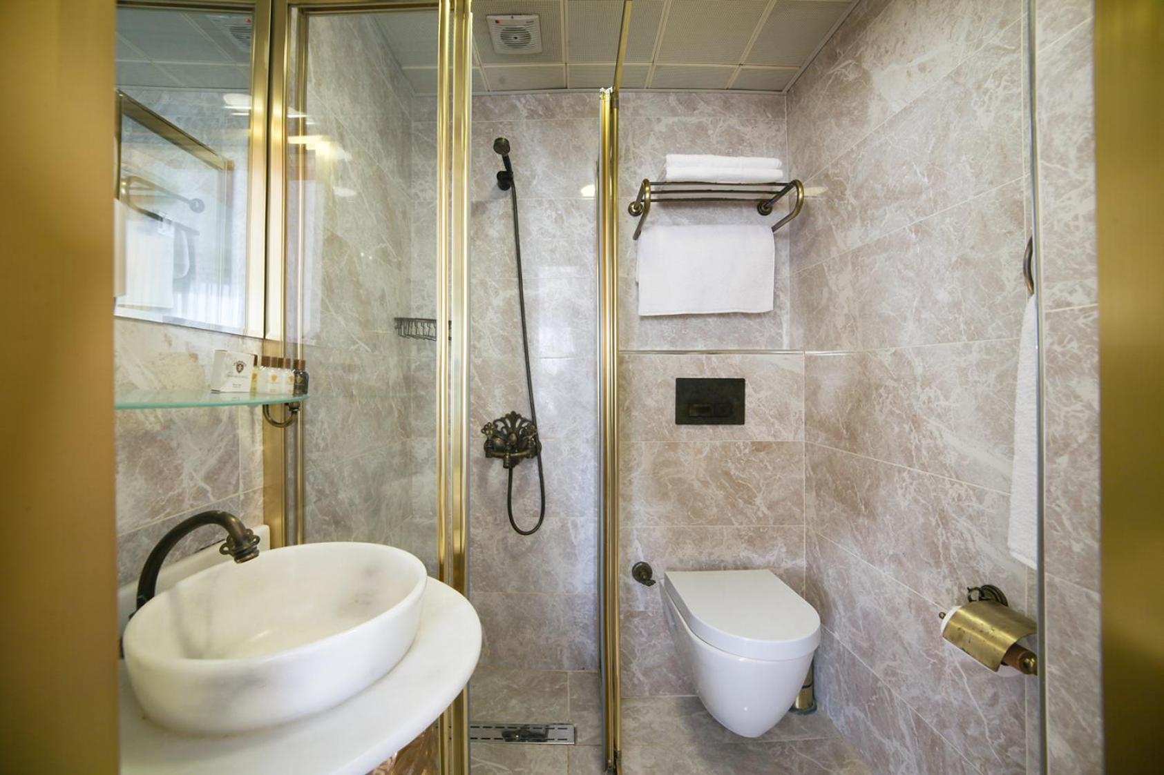 Queen Suite with Spa Bath photo 1