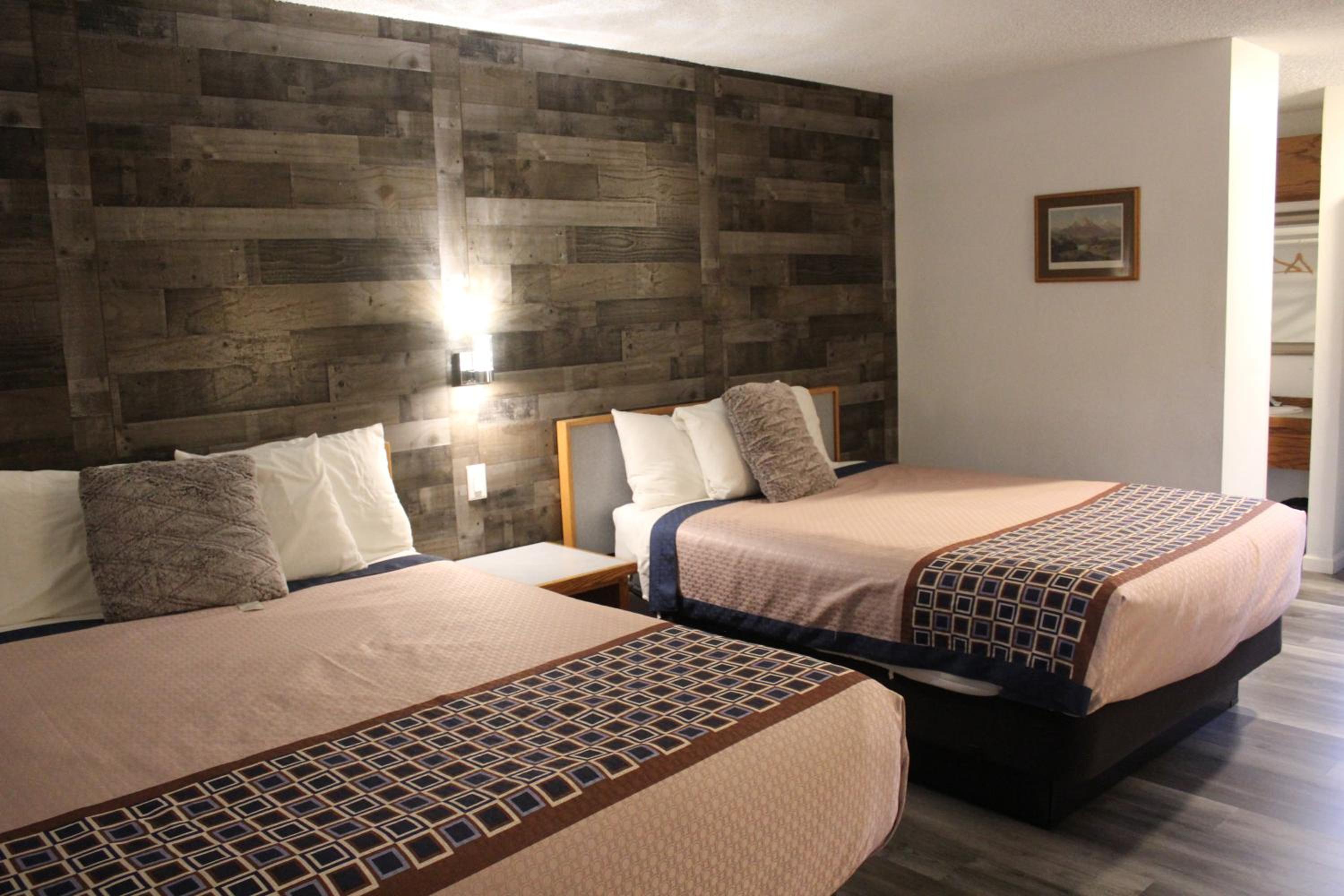 Queen Room with Two Queen Beds - Photo 27
