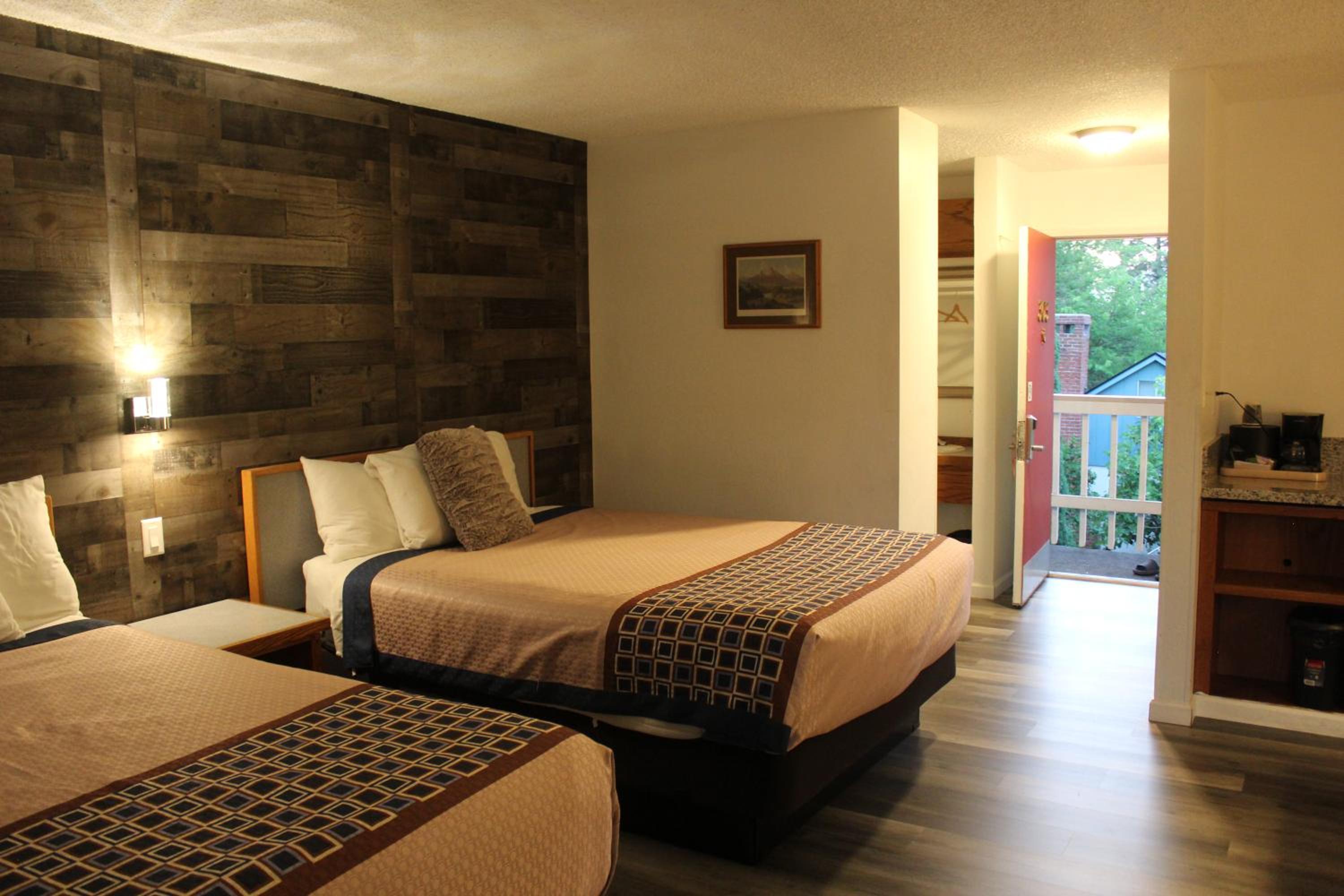 Queen Room with Two Queen Beds - Photo 26