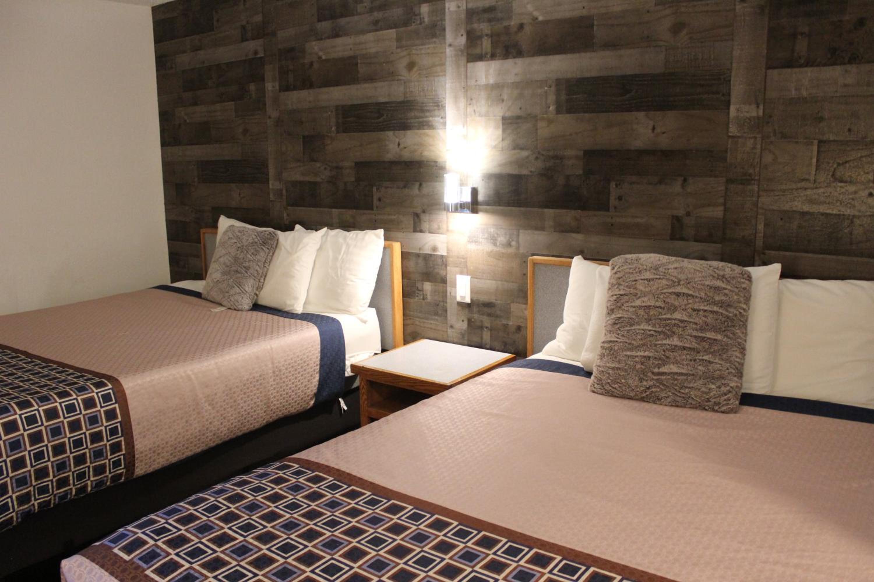 Queen Room with Two Queen Beds - Photo 7