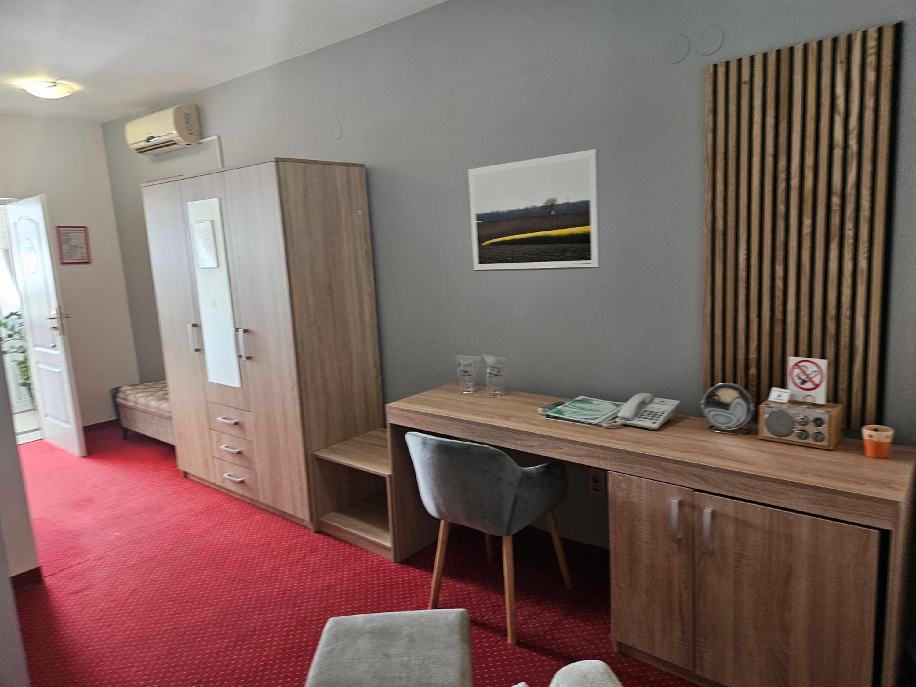 Suite - Photo 1