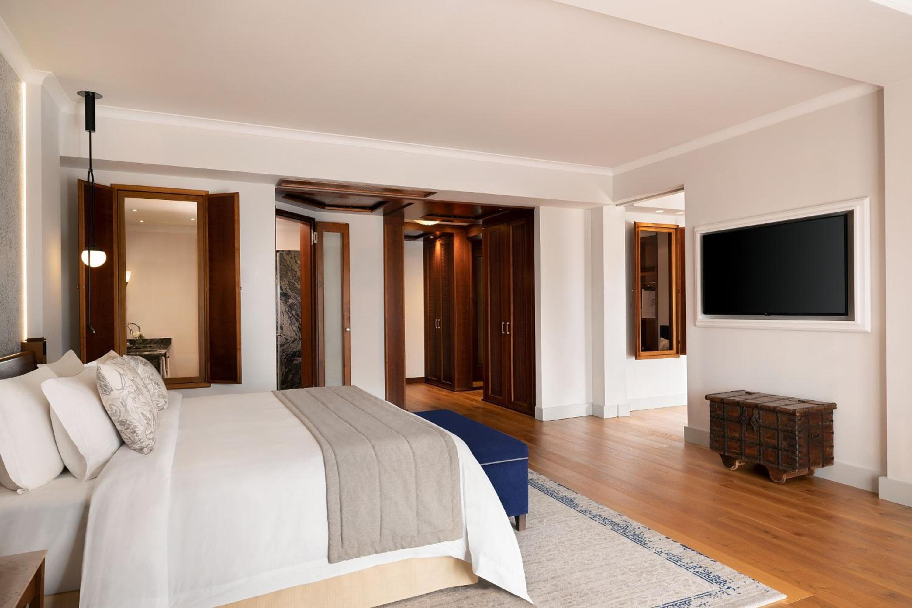 St. Regis One Bedroom Suite with Private Pool thumbnail 6