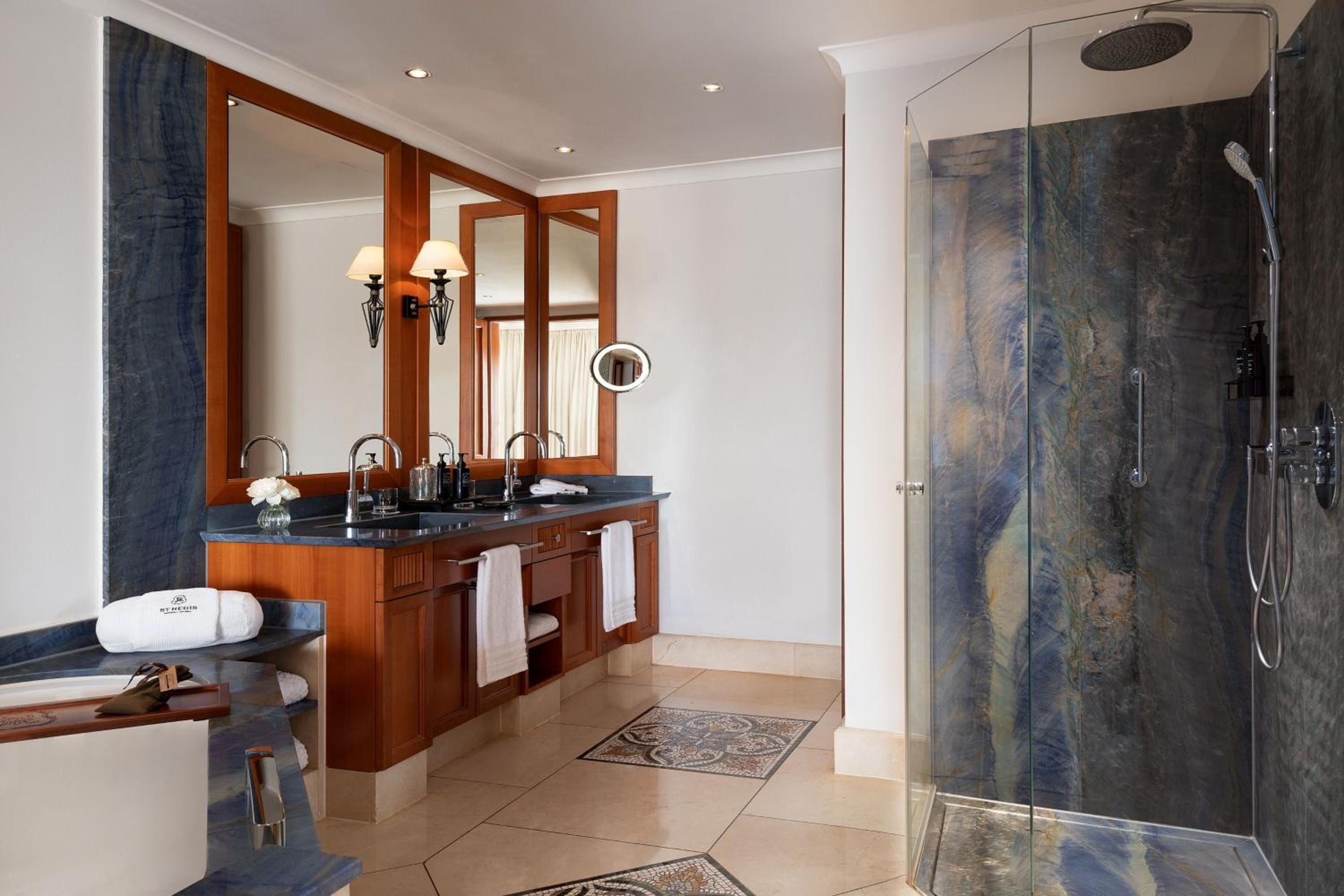 One-Bedroom King Suite With Balcony And Sea View - Ocean One