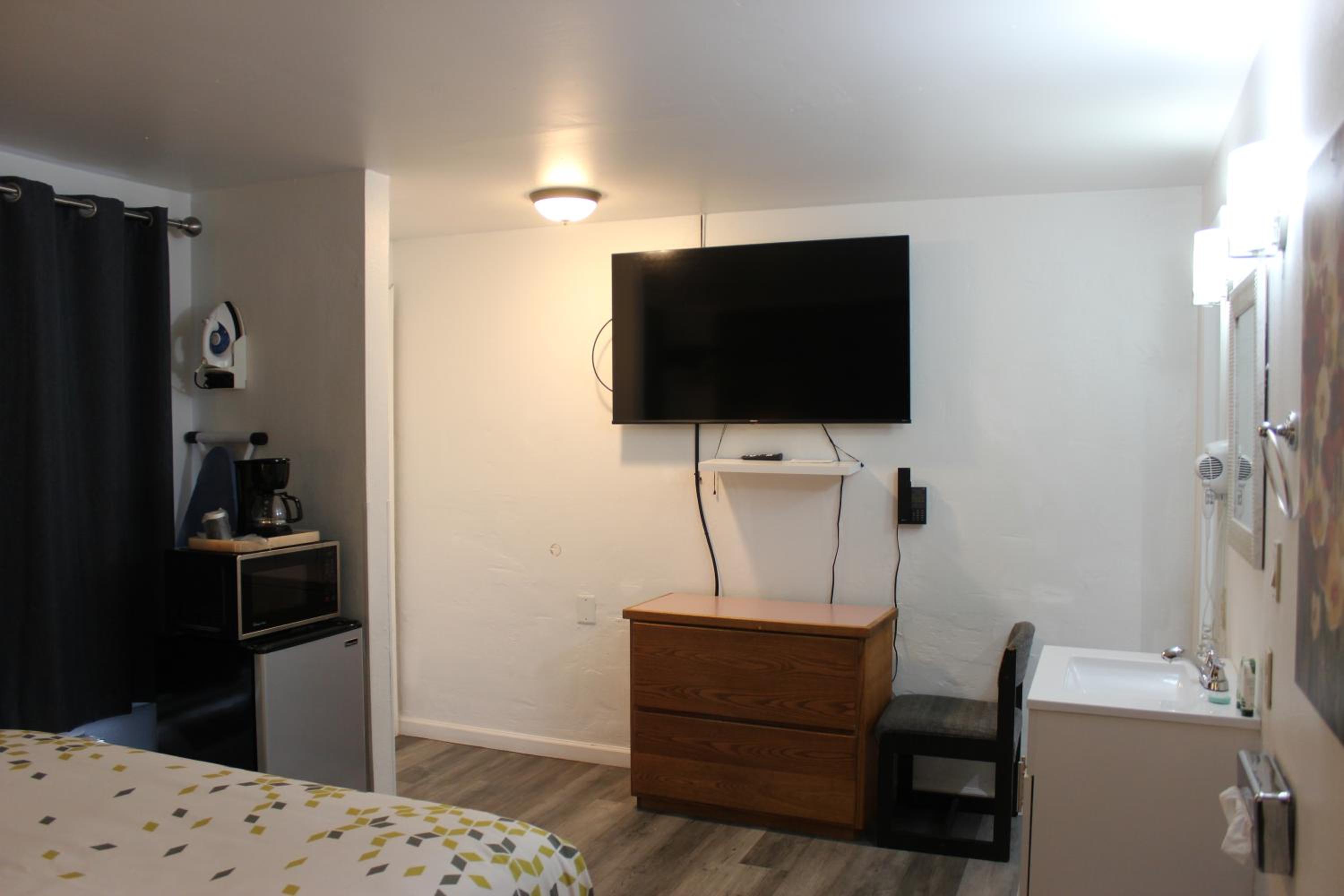Queen Room photo 2