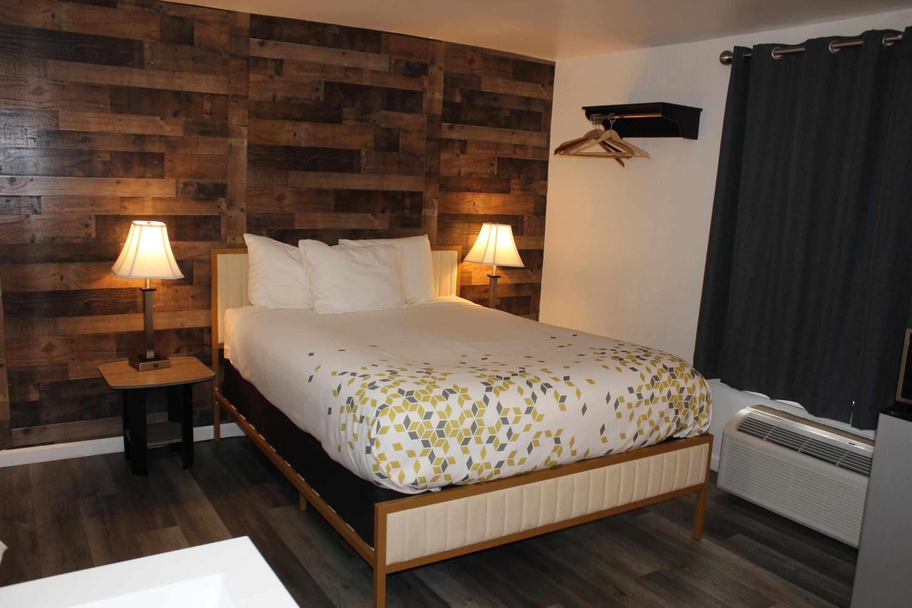 Queen Room photo 1