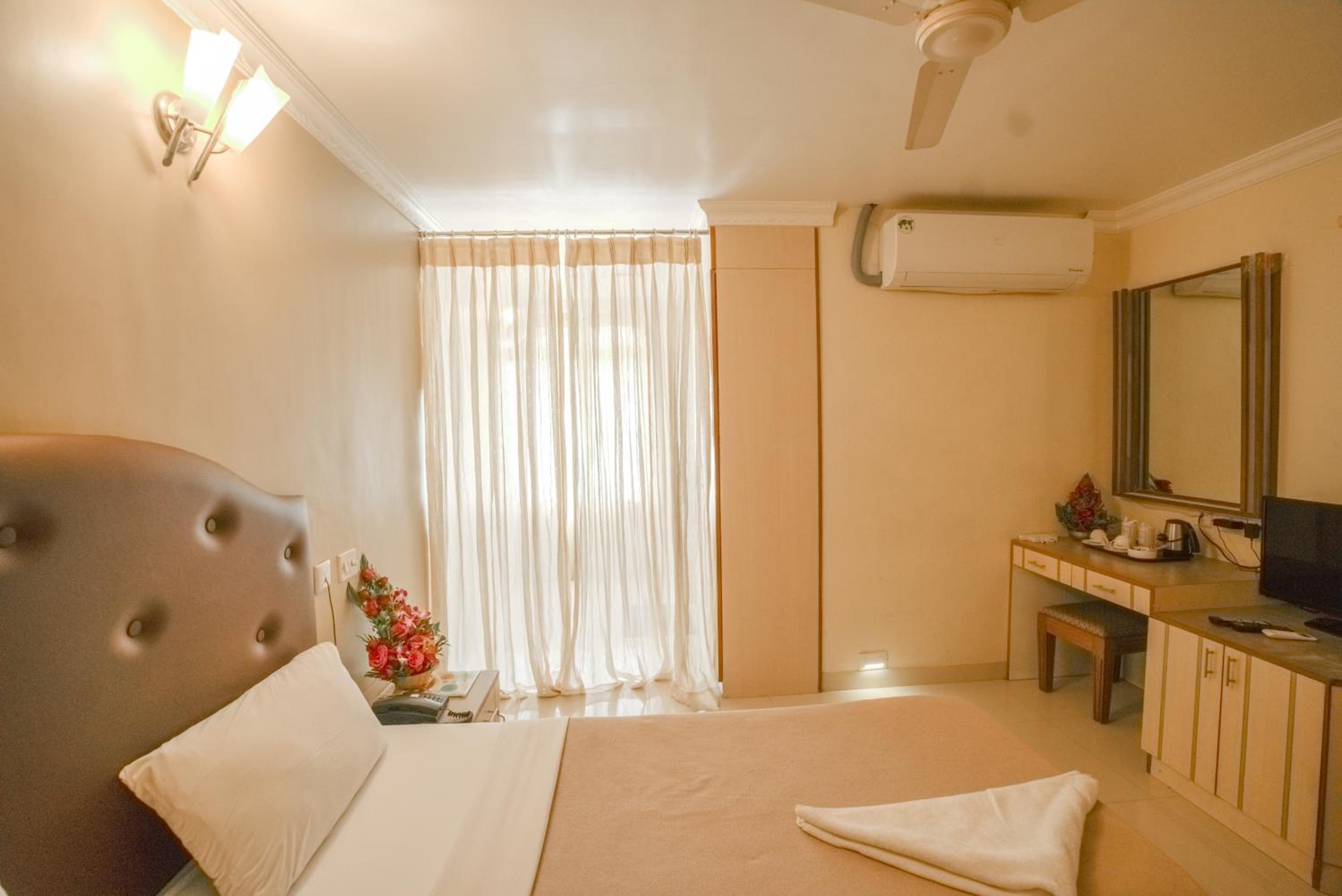 Deluxe Room - Photo 9