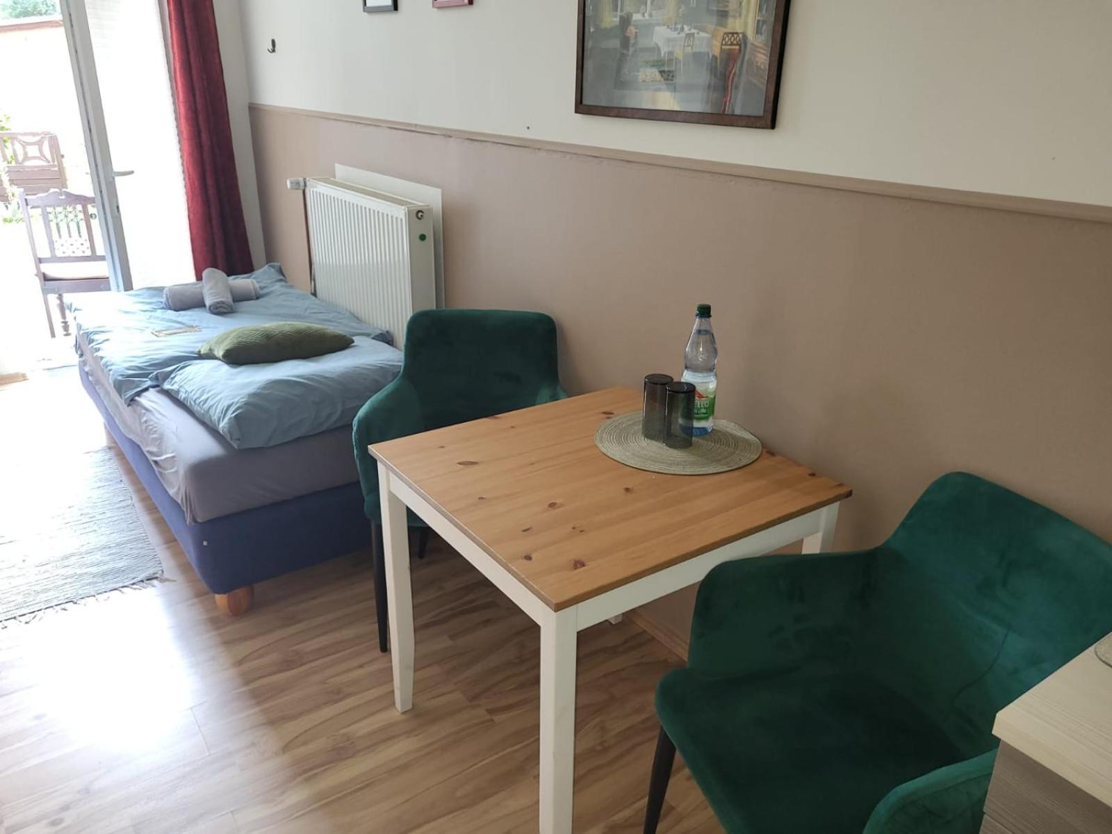 One-Bedroom Apartment with a Single Bed in Living Area photo 1