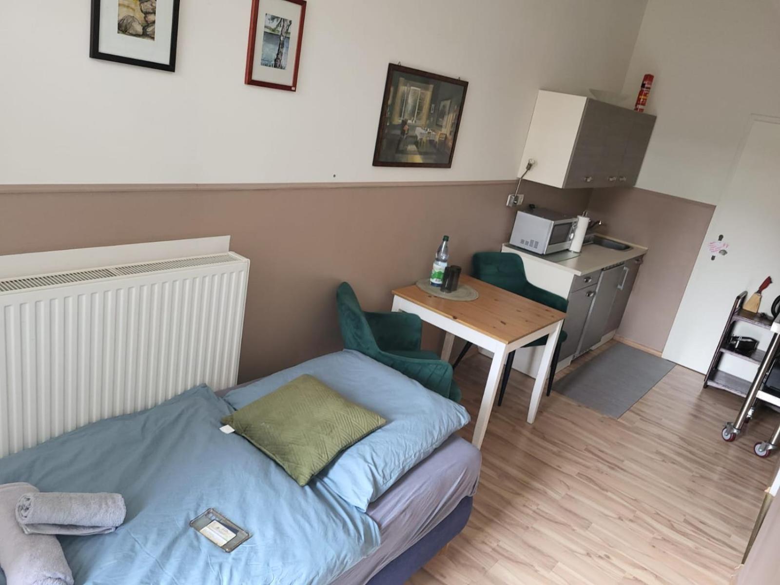 One-Bedroom Apartment with a Single Bed in Living Area photo 3