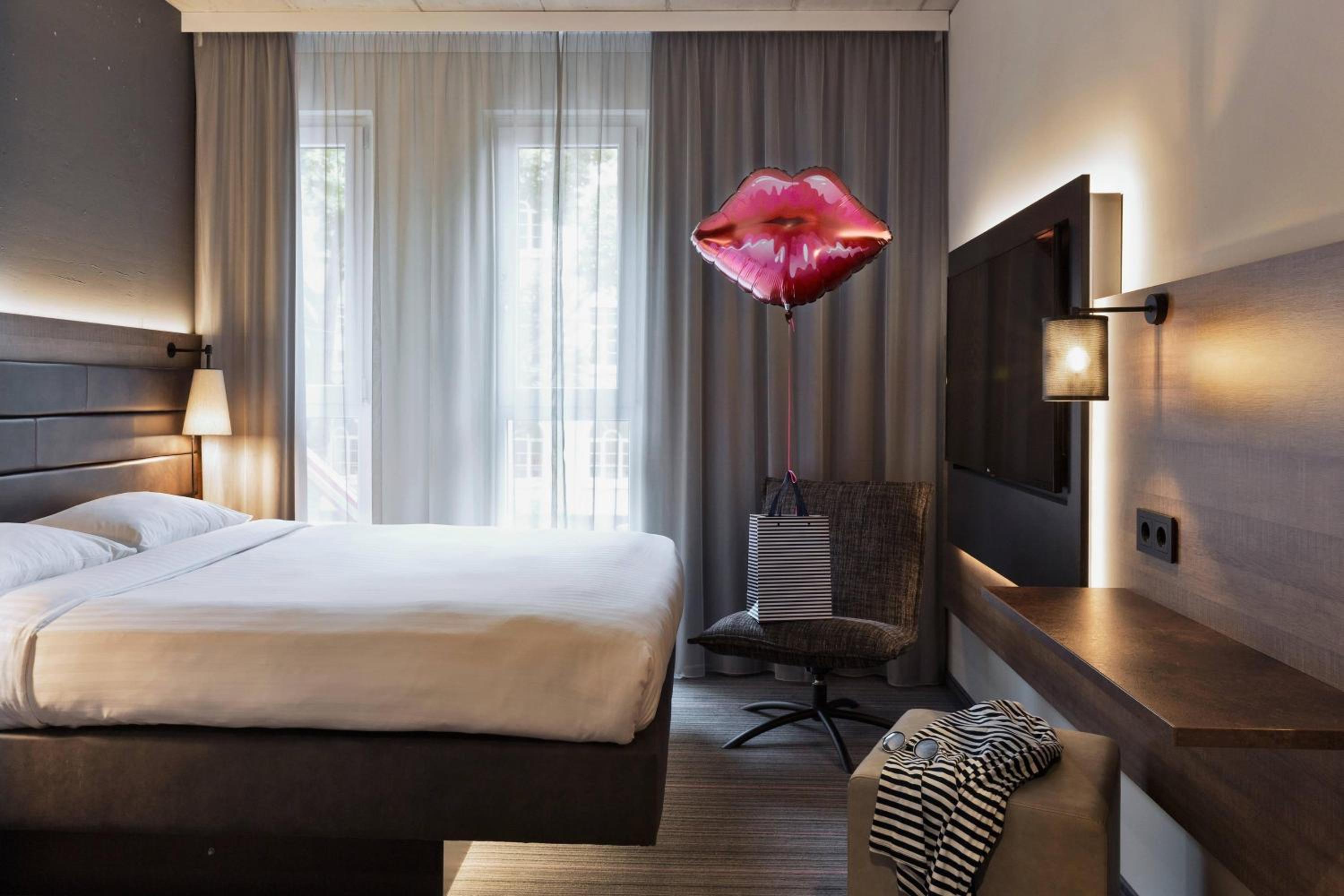 Moxy Sleeper with Queensize Bed